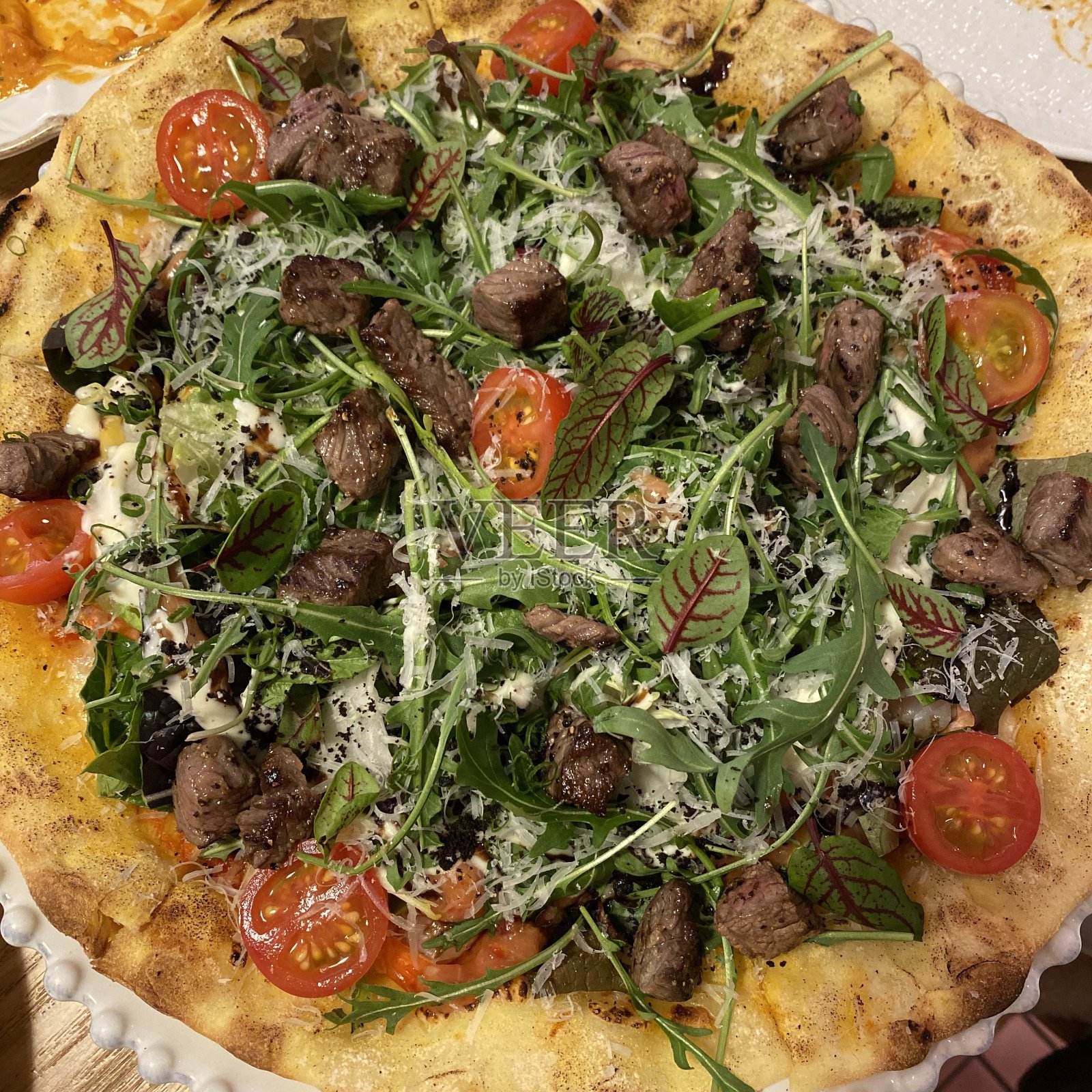 美味的牛排披萨照片摄影图片