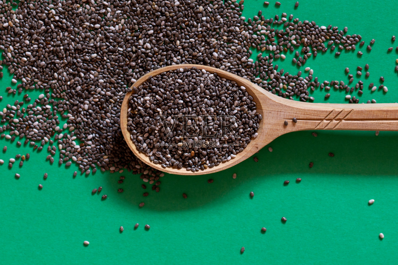 木勺里的奇异籽。照片摄影图片