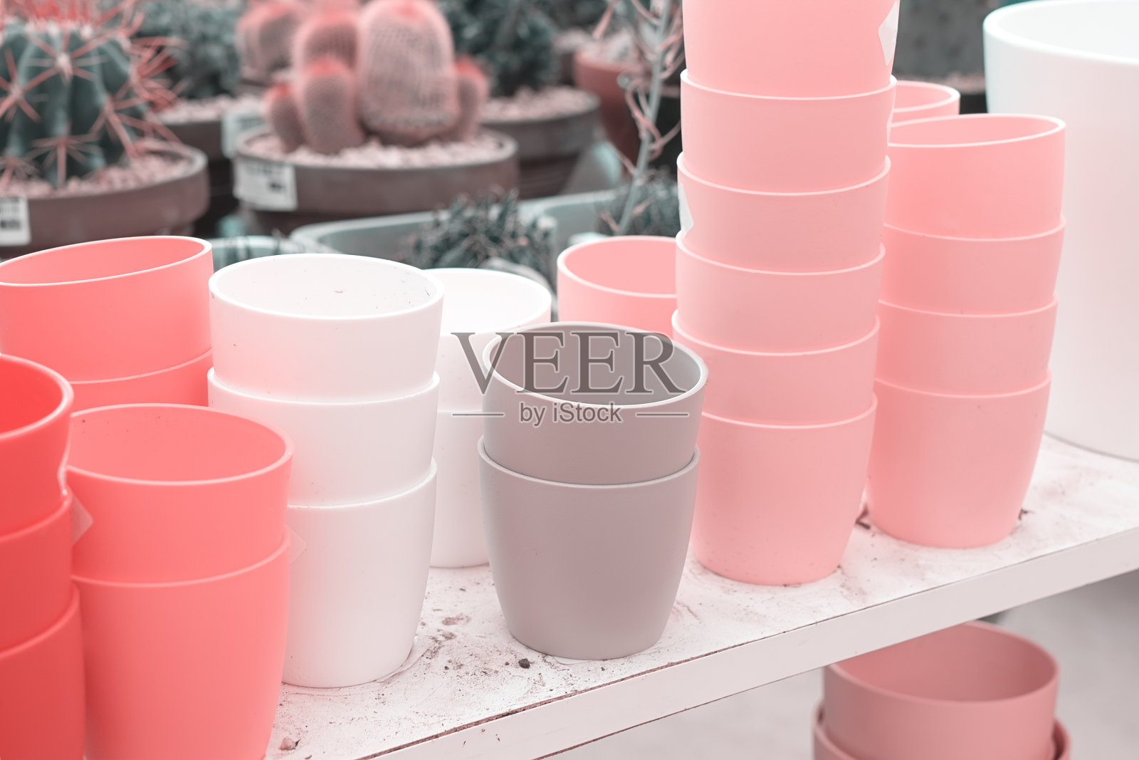 园艺店摆放着五颜六色的花盆照片摄影图片