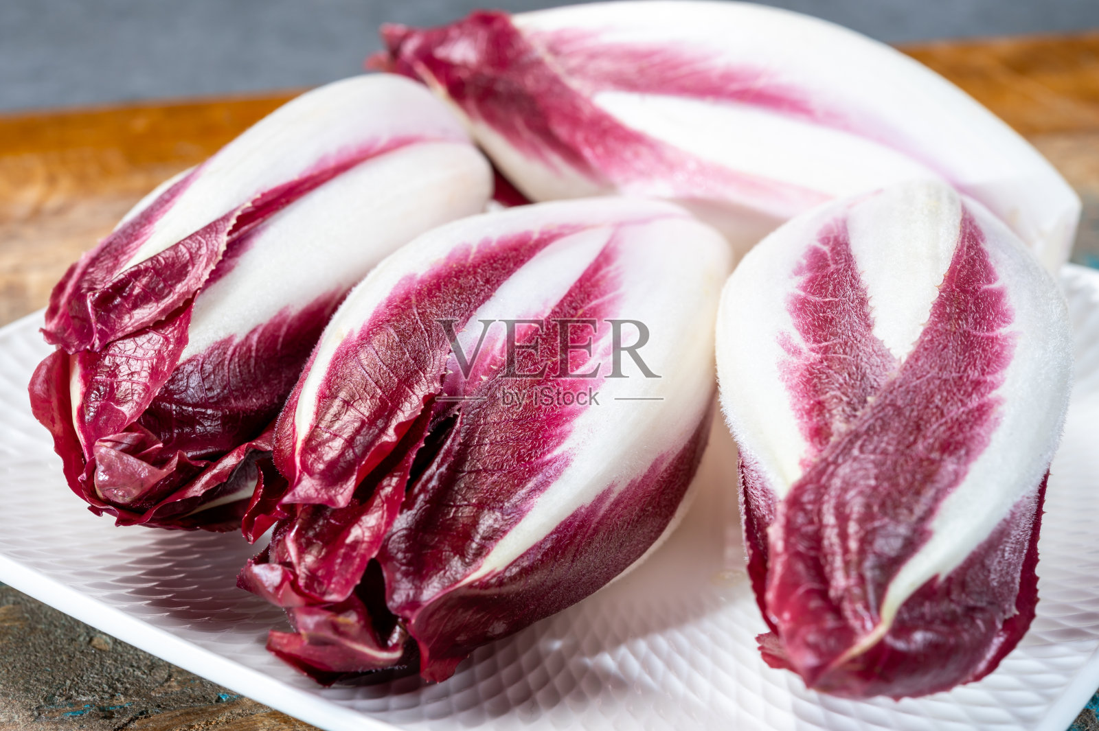 新鲜有机比利时菊苣或红菊苣生菜特写照片摄影图片