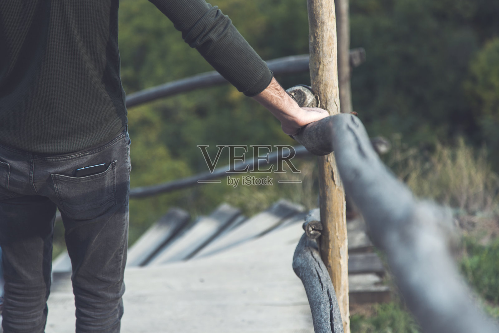 木楼梯上的人照片摄影图片