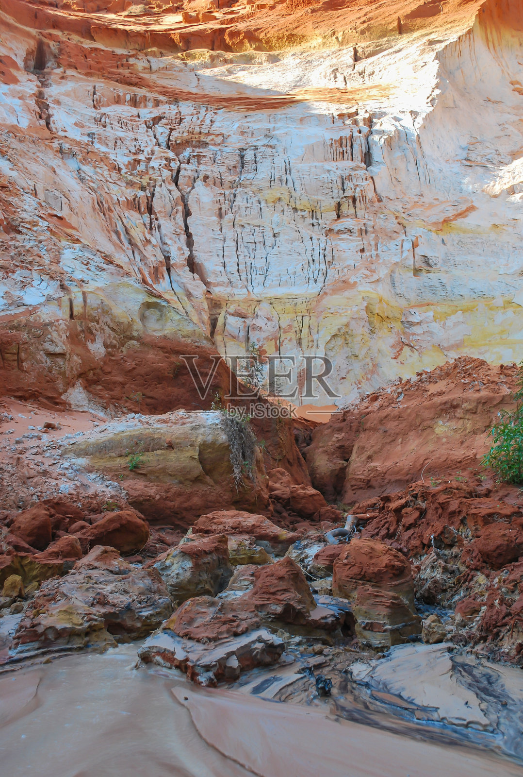 亚洲沙丘中的一条干涸小溪照片摄影图片