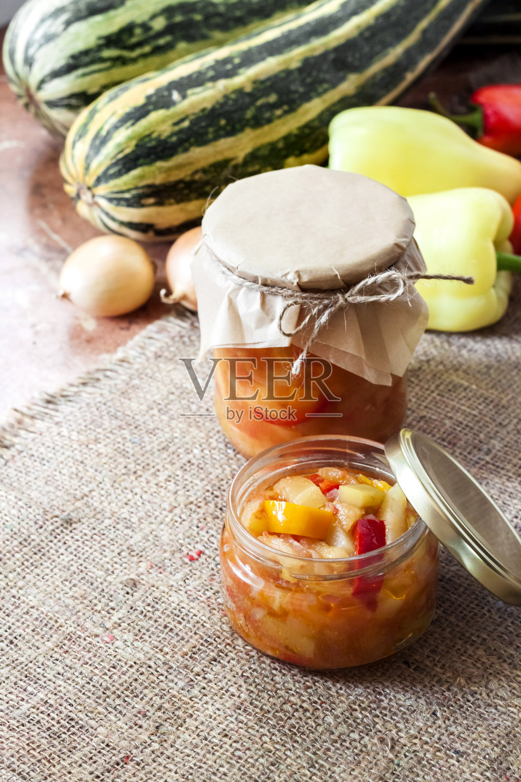 自制的保护。玻璃罐里的西葫芦和甜椒沙拉照片摄影图片