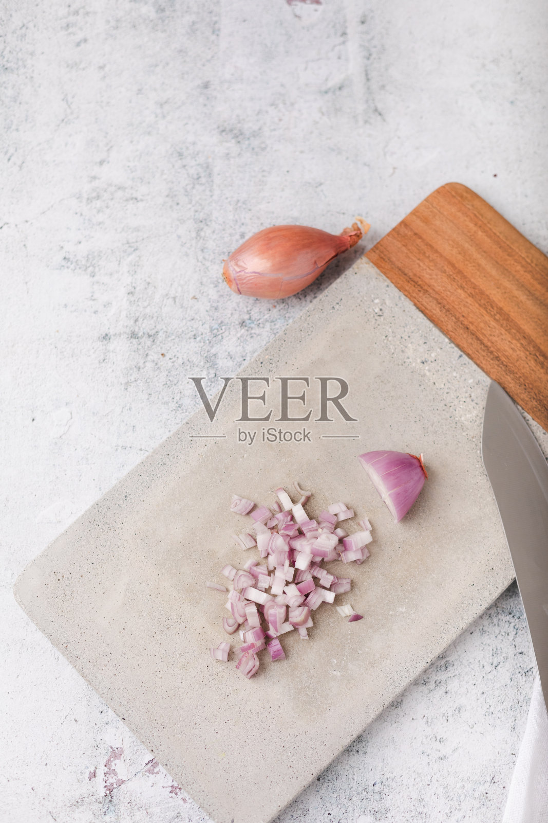 在水泥台面上的水泥砧板上整块切好的青葱照片摄影图片