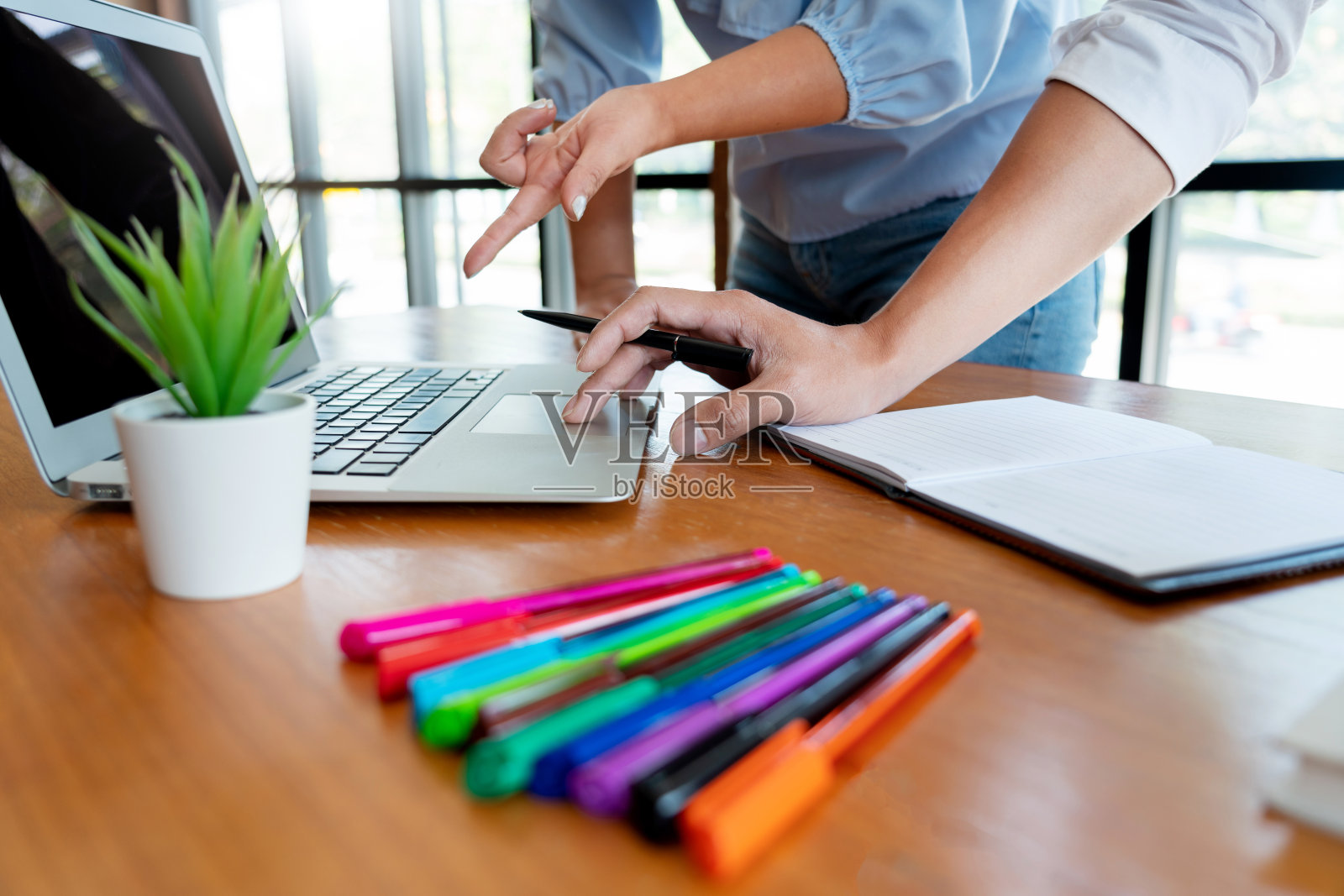 教育和学校理念,学生校园或同学学习补习赶上朋友考试或考试在教室。照片摄影图片