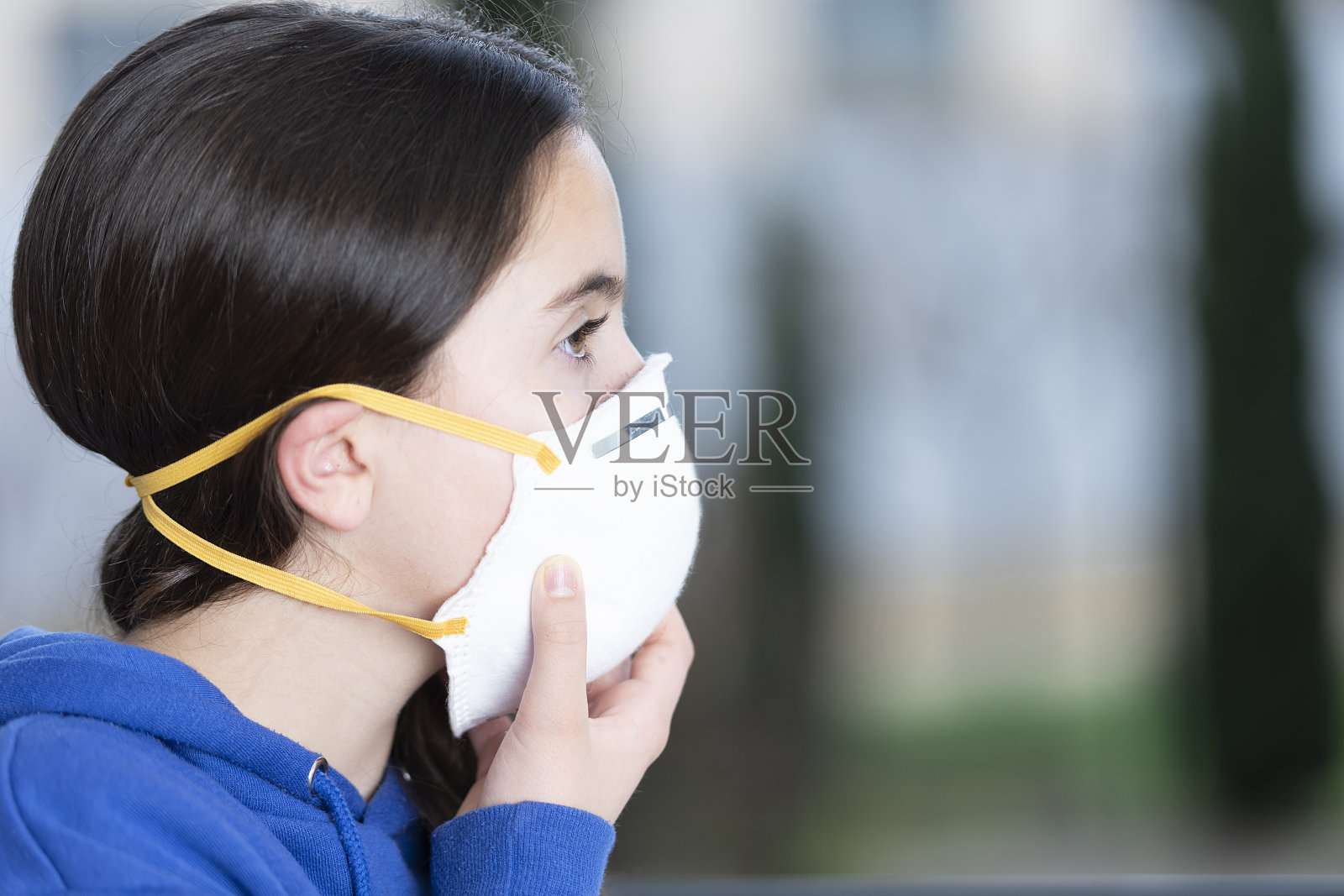 戴着病毒防护面罩面对镜头的隔离女孩照片摄影图片