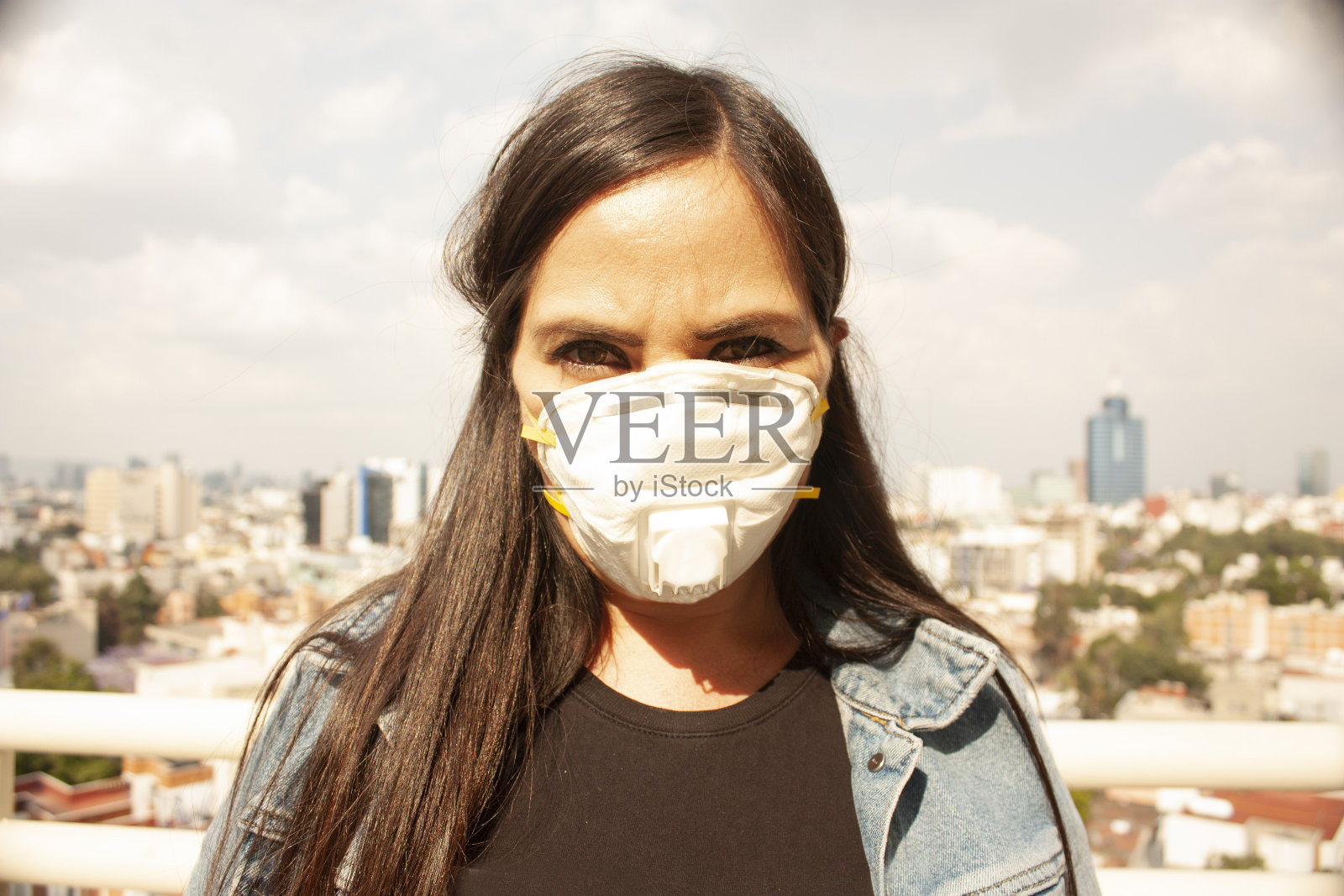 墨西哥妇女用口罩遮住口鼻,患有流感、冠状病毒、细菌,在墨西哥城,40至45岁照片摄影图片