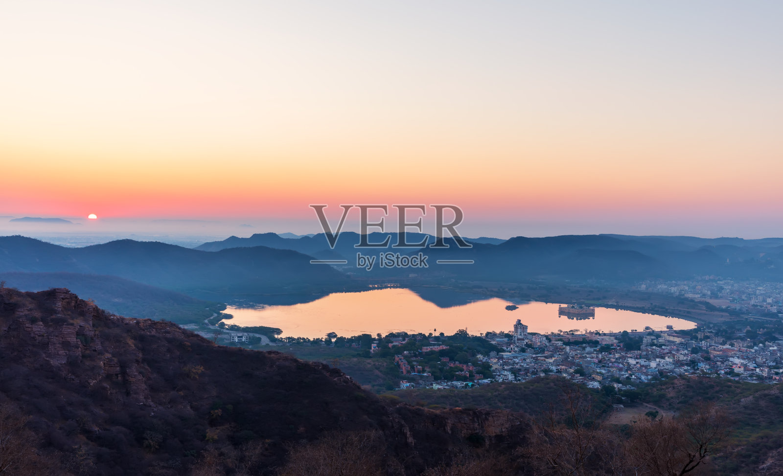 日出时分的印度,斋浦尔曼萨加尔湖景照片摄影图片