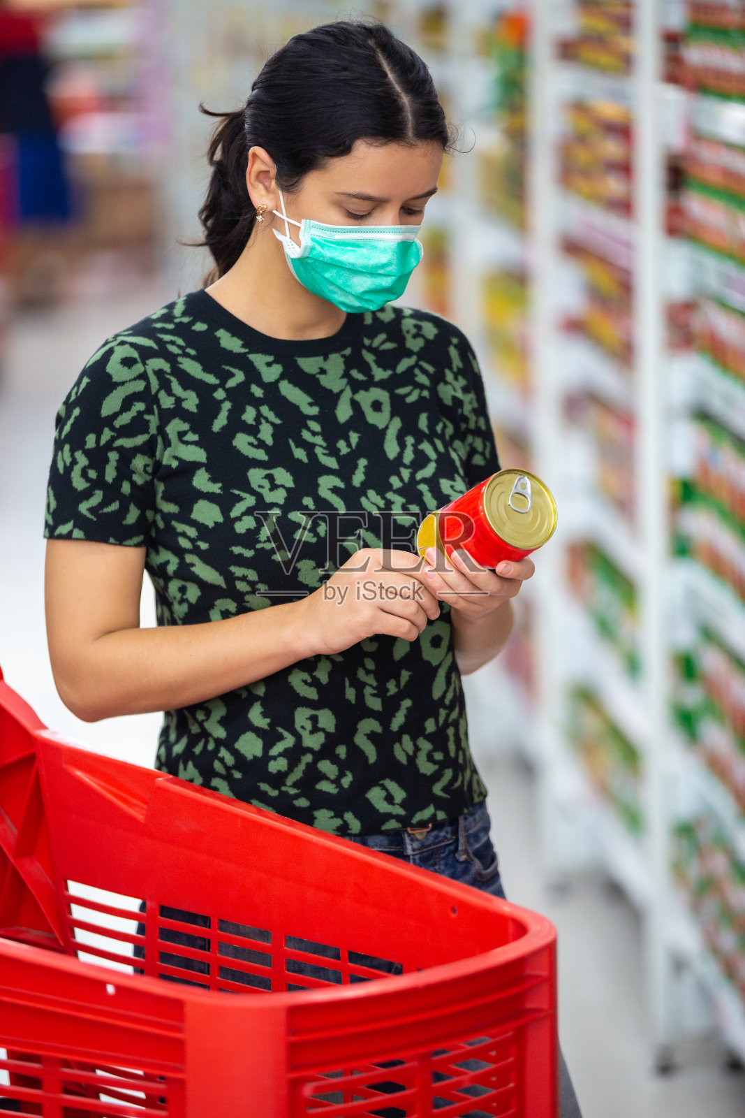 疫情期间,戴口罩在超市购物的恐慌女性,健康安全与疫情概念照片摄影图片