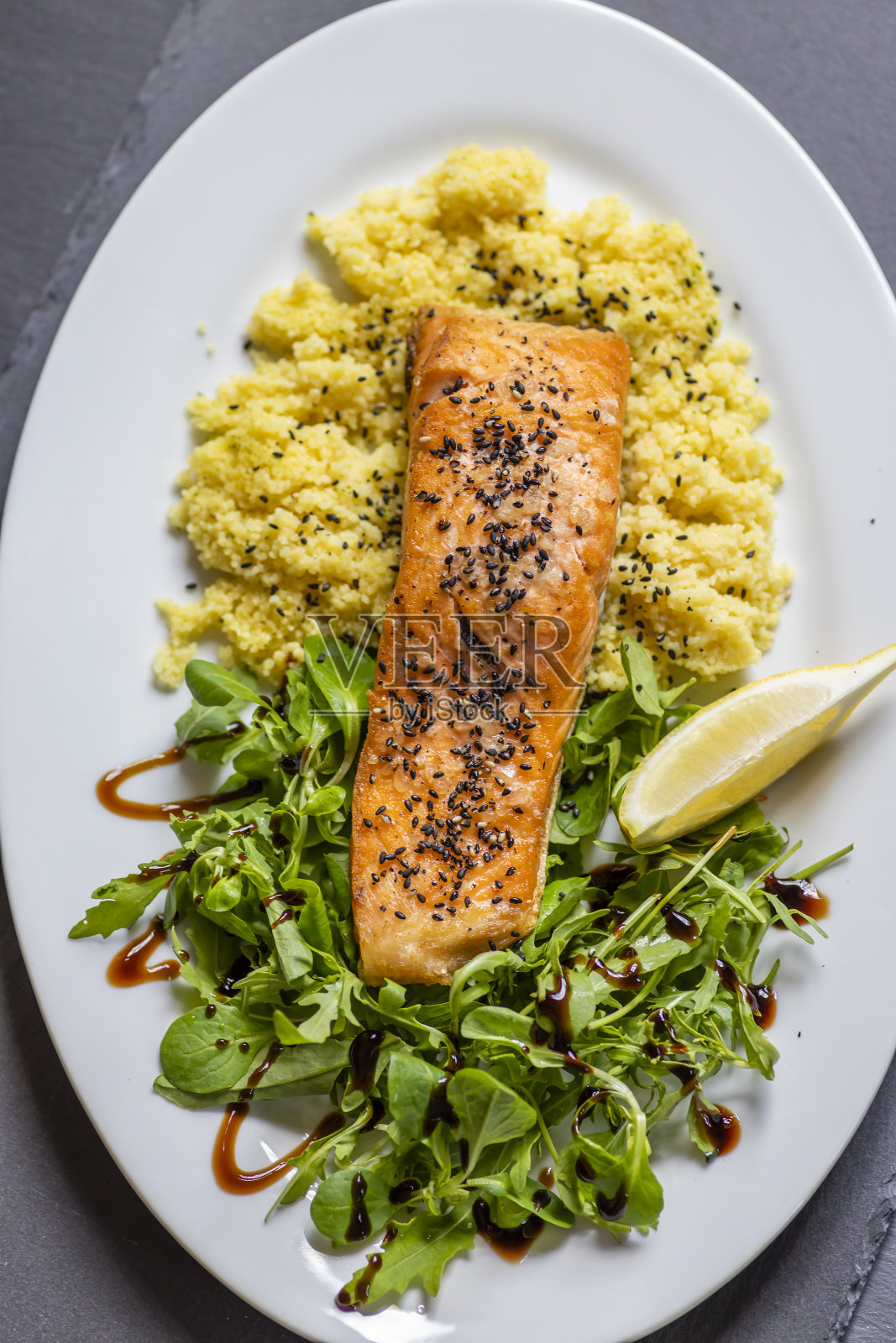 烤三文鱼配菠菜沙拉和蒸粗麦粉照片摄影图片