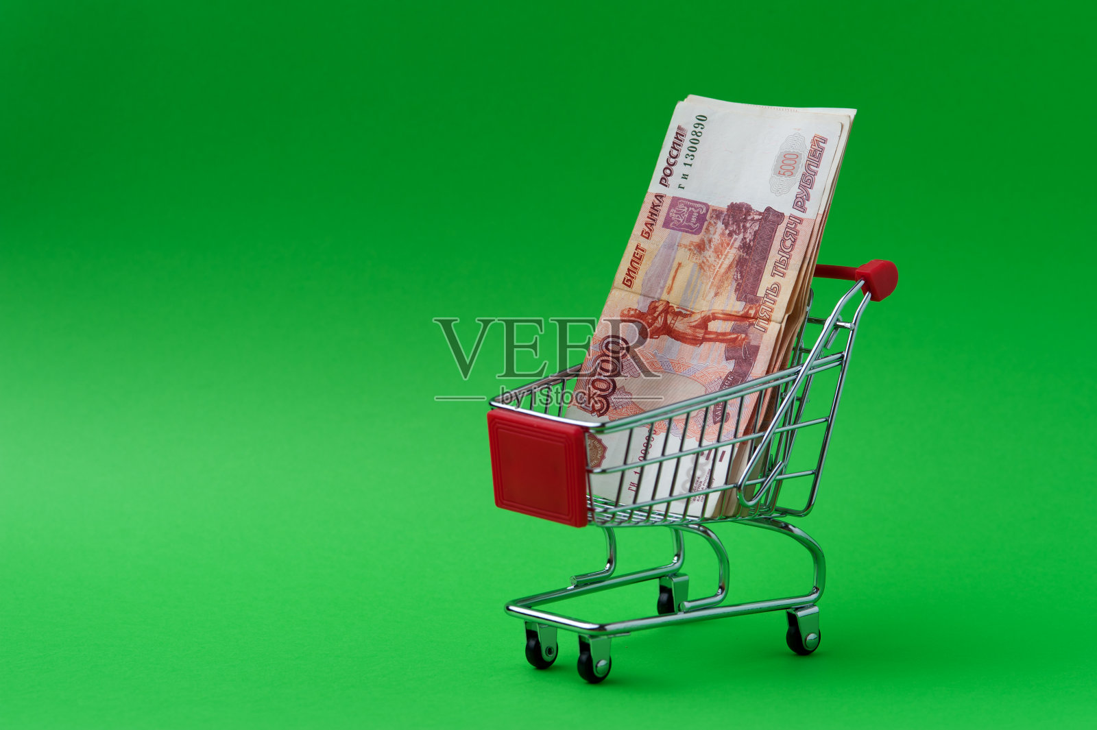 纸币放在一个篮子里,按色度键拍照片摄影图片