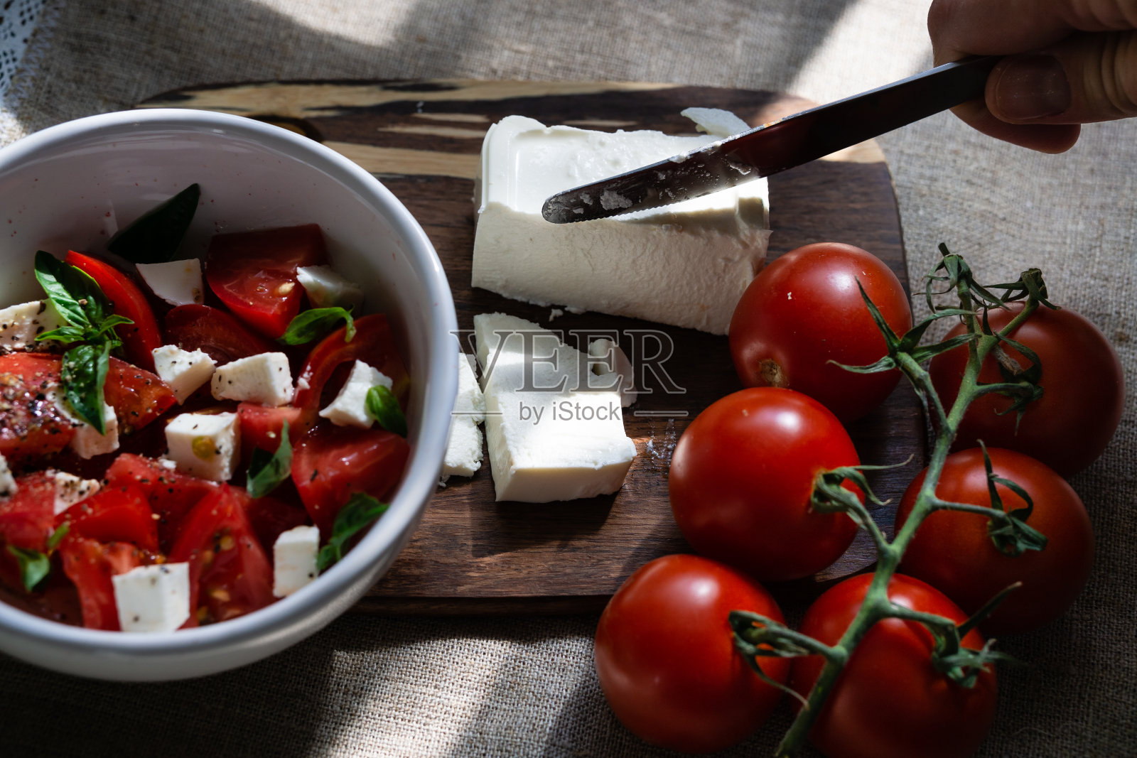 新鲜蔬菜和香草的夏季早餐。照片摄影图片