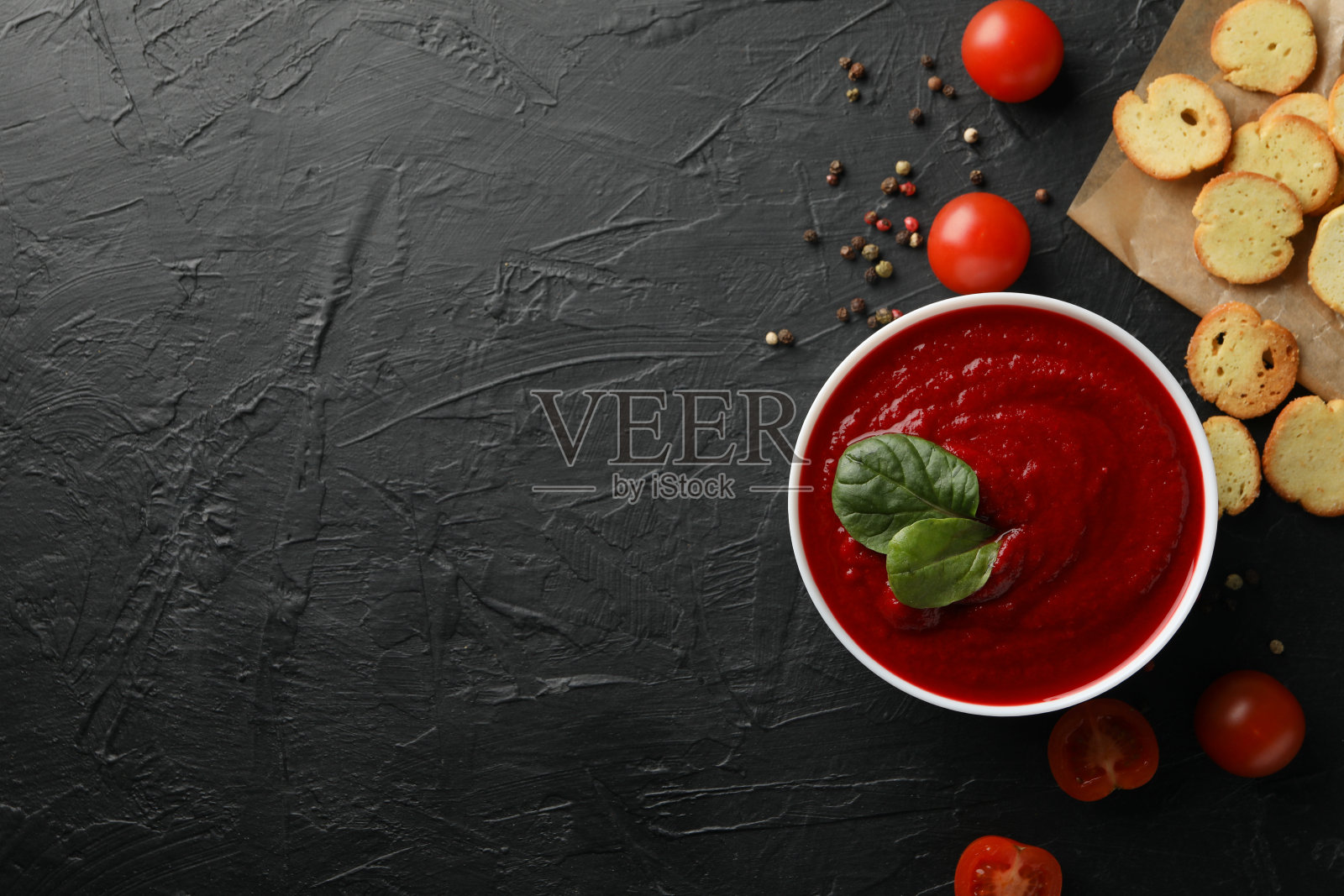 蕃茄奶油汤在黑色背景,俯视图照片摄影图片