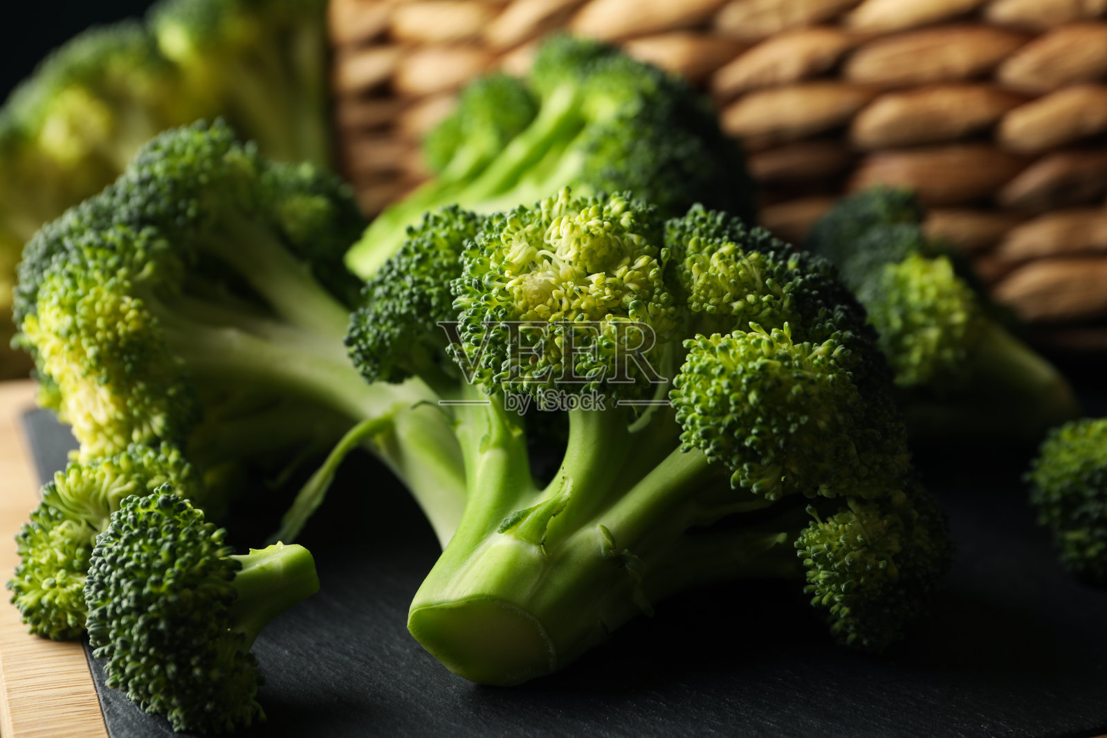 西兰花在船上,特写。健康的食物照片摄影图片