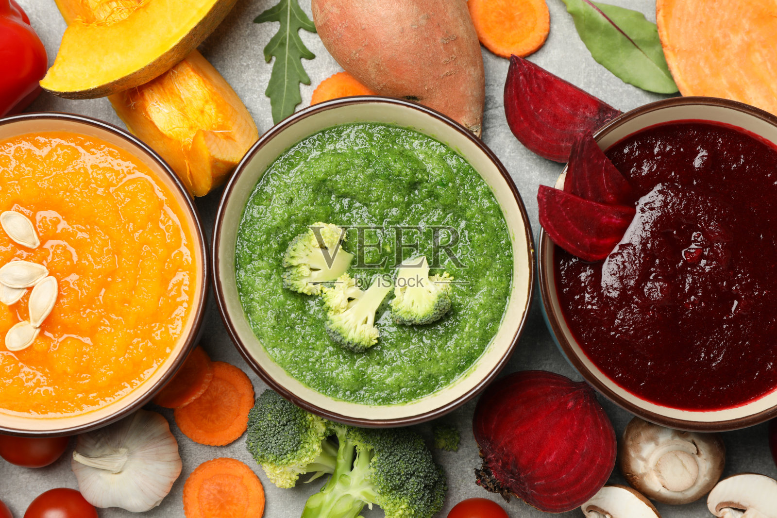 蔬菜汤和配料灰色背景,俯视图照片摄影图片