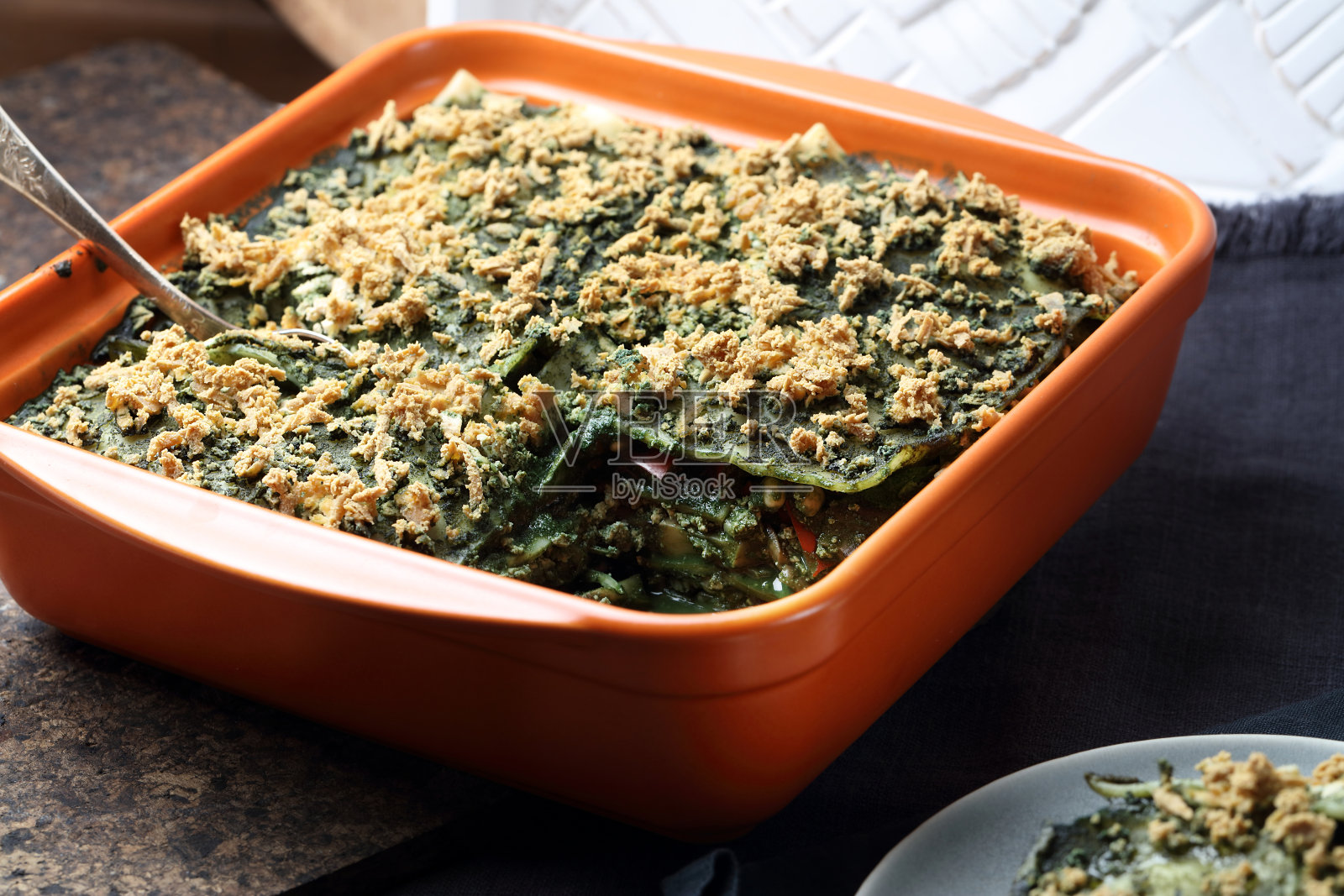 素食千层面与蘑菇,大蒜,豆类,甜椒,烟熏豆腐和螺旋藻腰果酱照片摄影图片