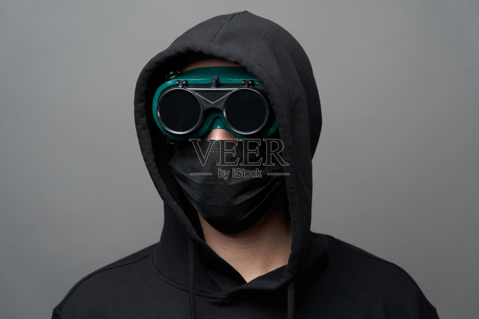 年轻男子戴着口罩和防护眼镜照片摄影图片