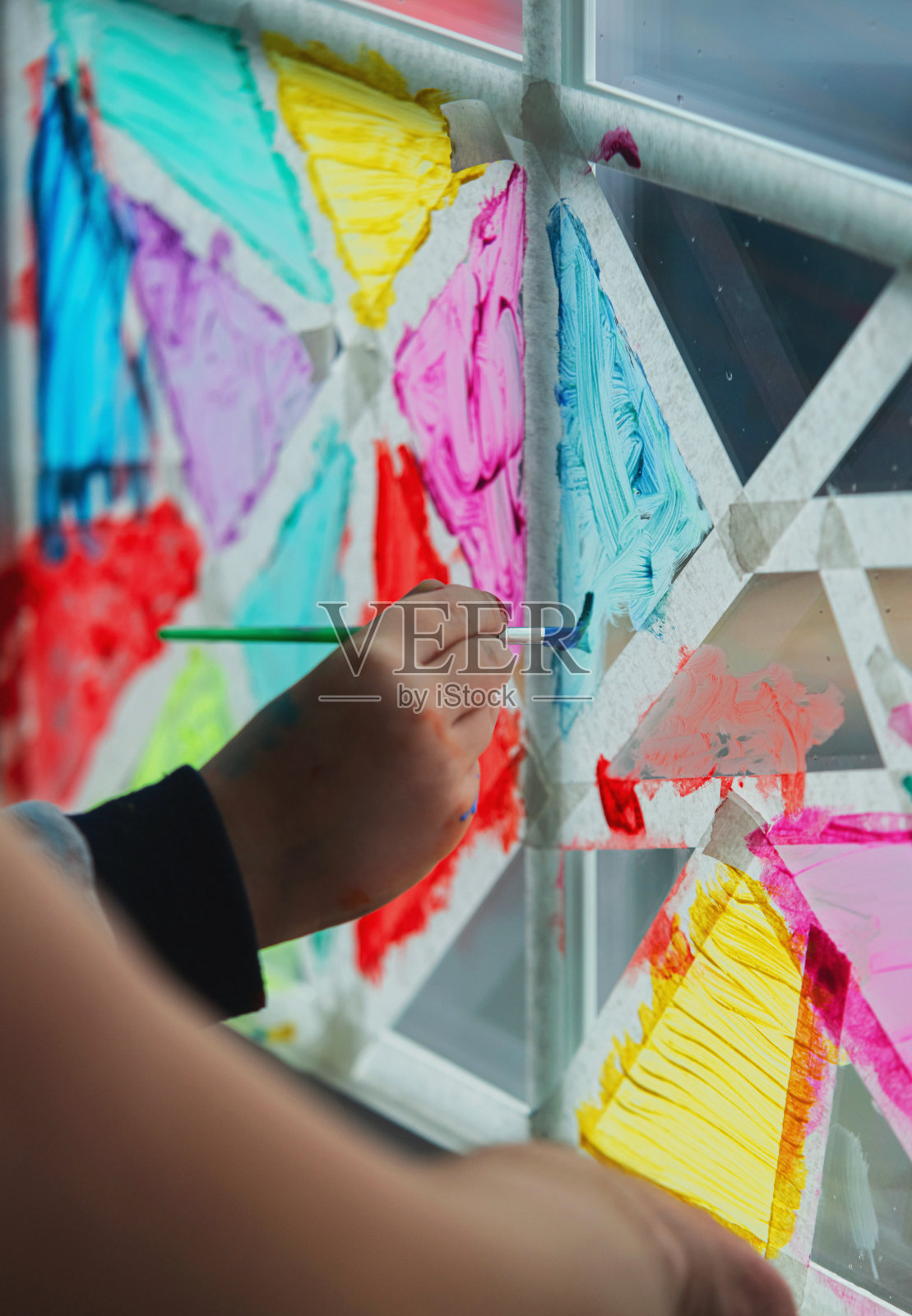 男孩画窗口照片摄影图片