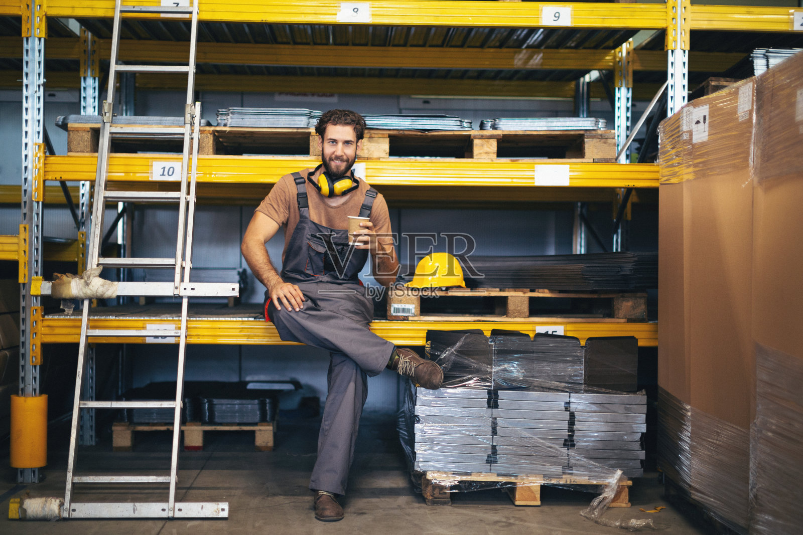 在工厂里使用和检查机器的年轻人照片摄影图片