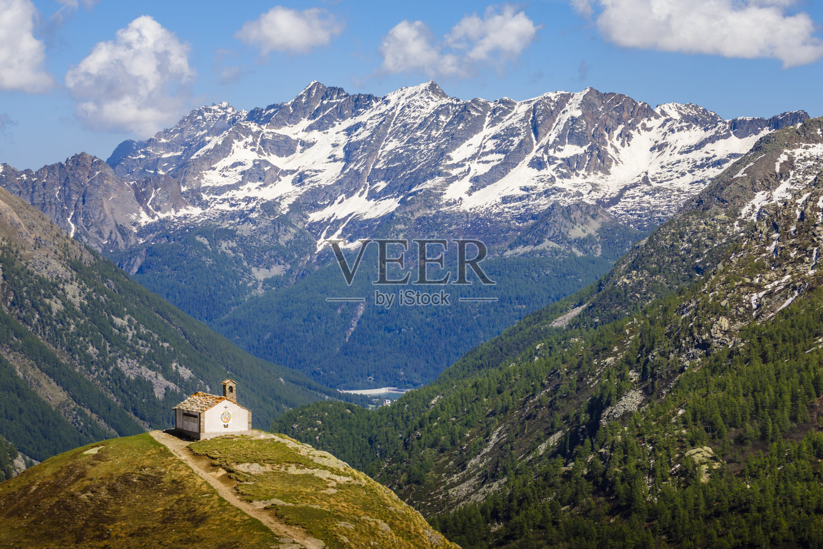 教堂教堂之上的田园诗白云石阿尔卑斯风景-大天堂,意大利照片摄影图片