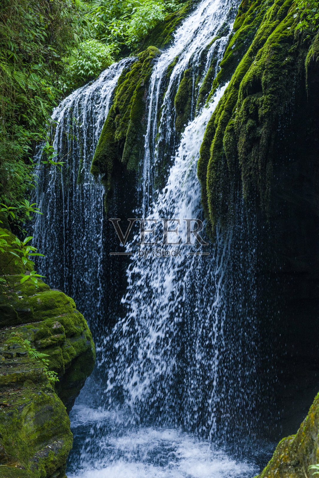 中国湖北省西陵峡的瀑布照片摄影图片