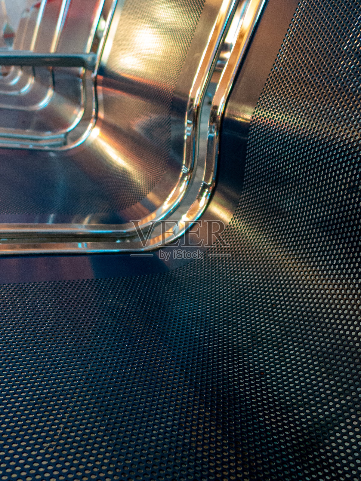 候车室的一排乘客座椅照片摄影图片