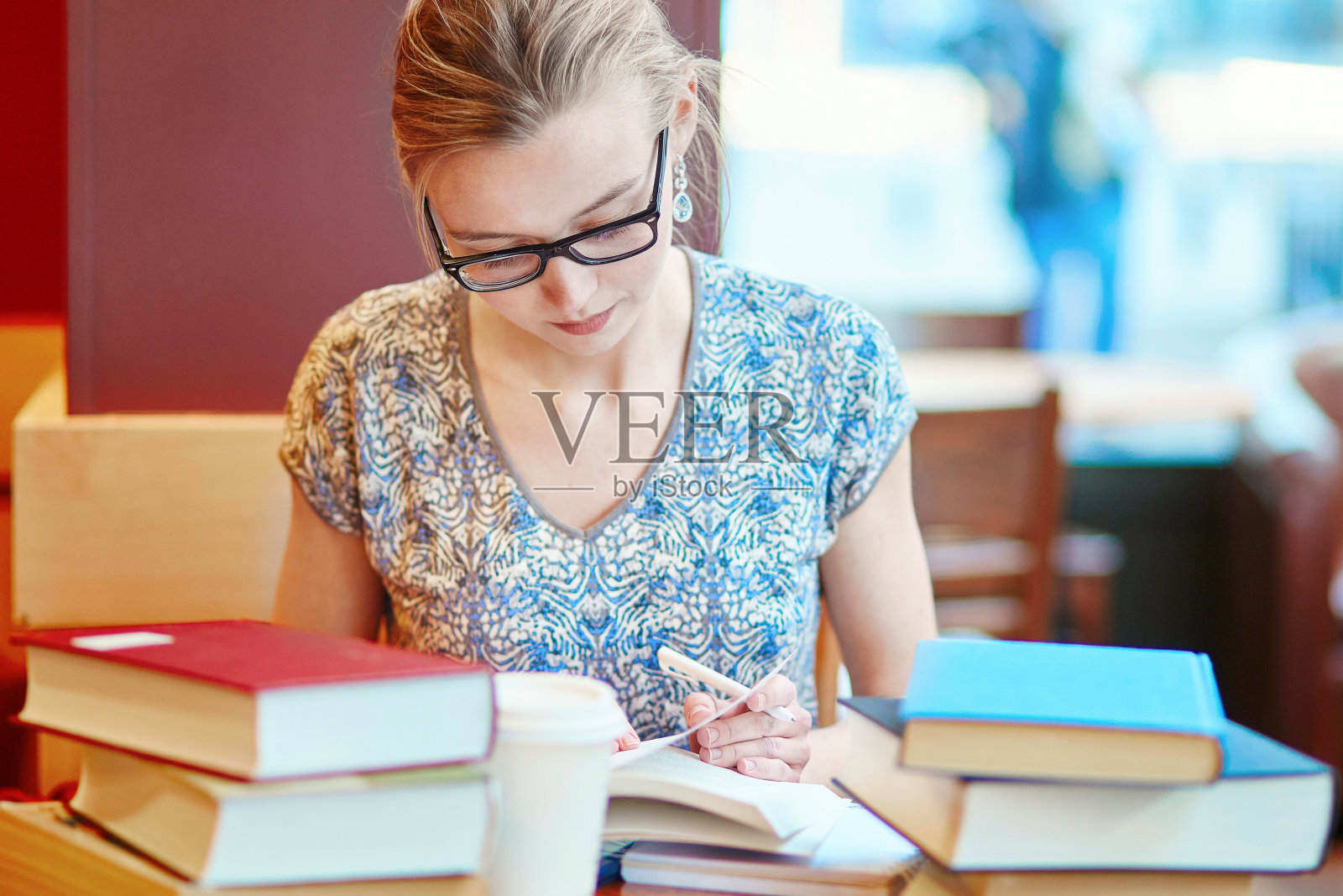 学习或准备考试的学生照片摄影图片