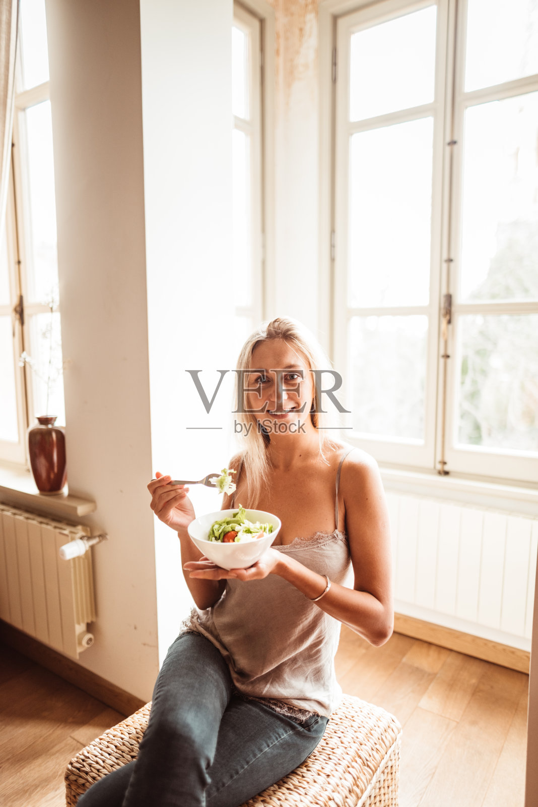 在家吃沙拉的女人照片摄影图片