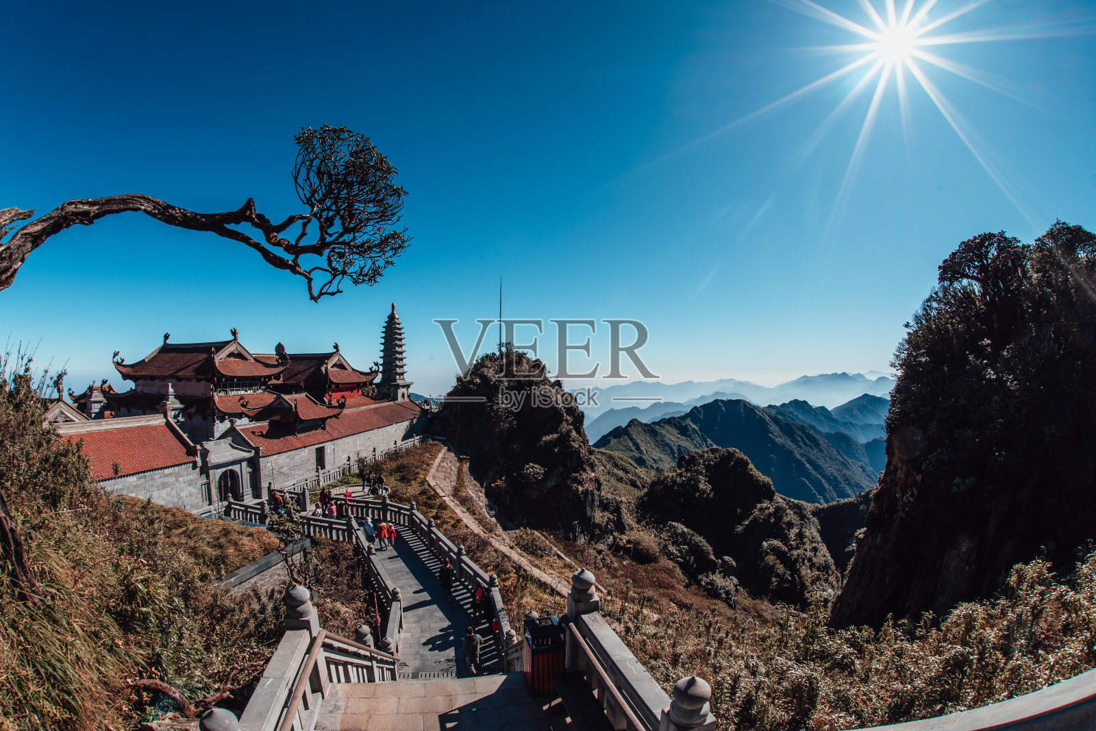 越南萨帕的翻斯盘山,清晨蓝天,景色优美。照片摄影图片