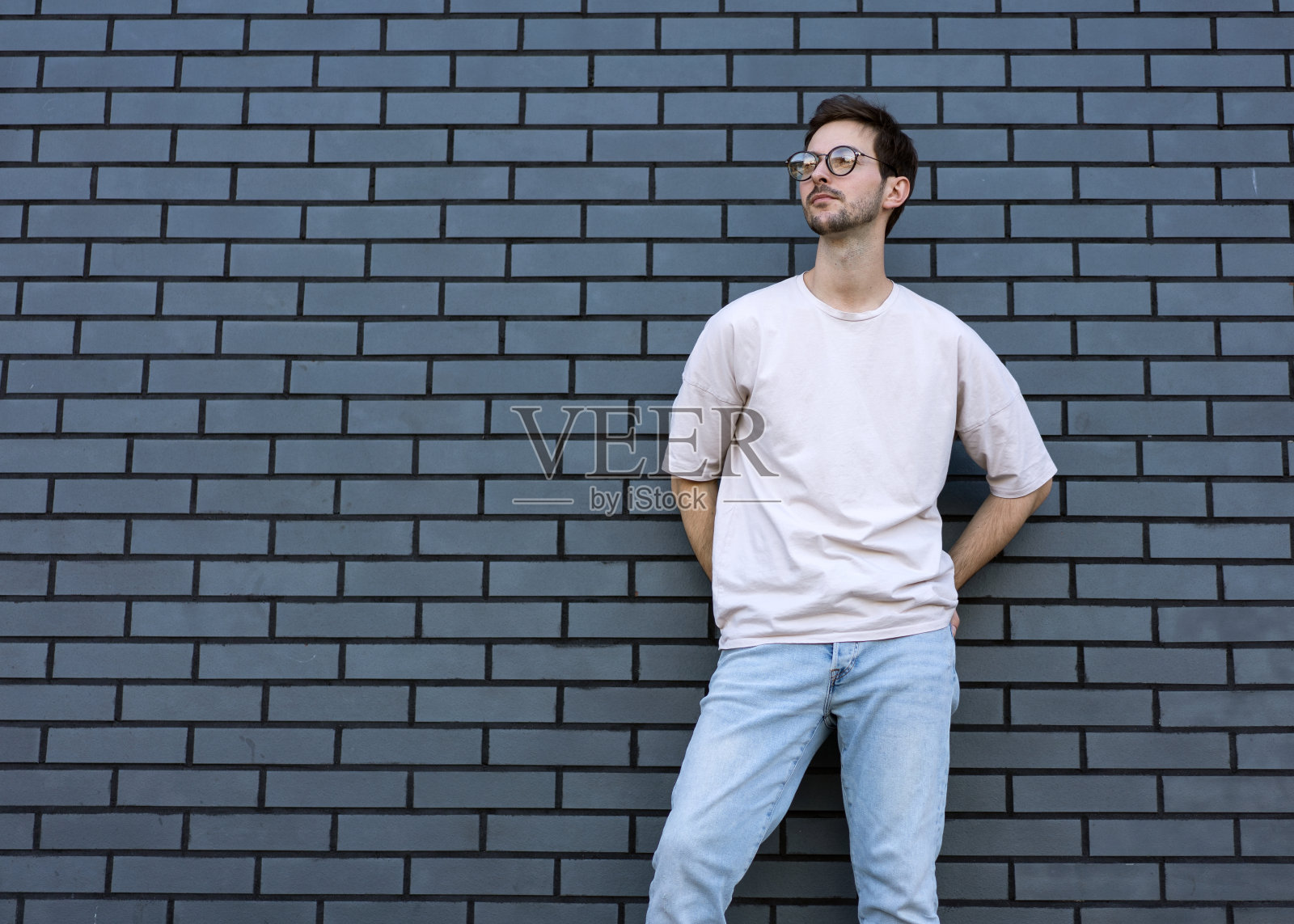 时尚男人奔跑姿势砖砌黑色城市背景照片摄影图片