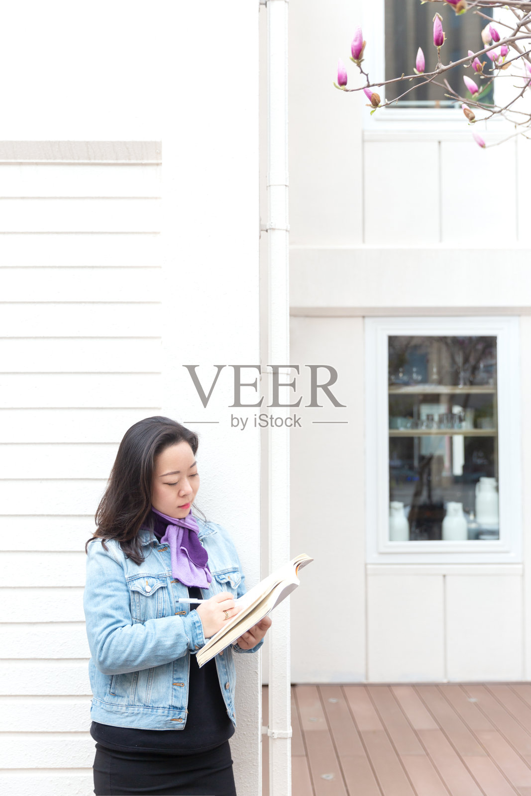 在户外咖啡店看书的女人照片摄影图片