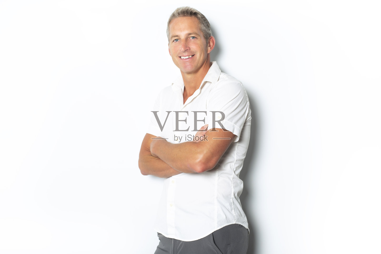 一个自信成熟的男人站在白色的背景上照片摄影图片