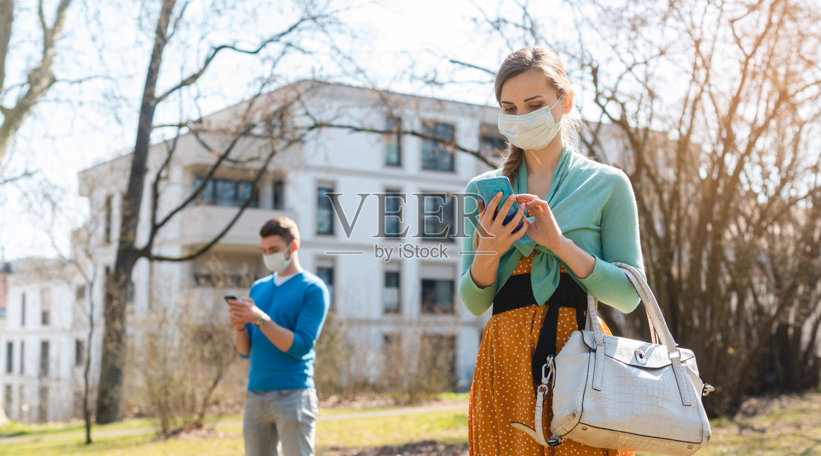 疫情期间,人们在手机上查找新闻照片摄影图片