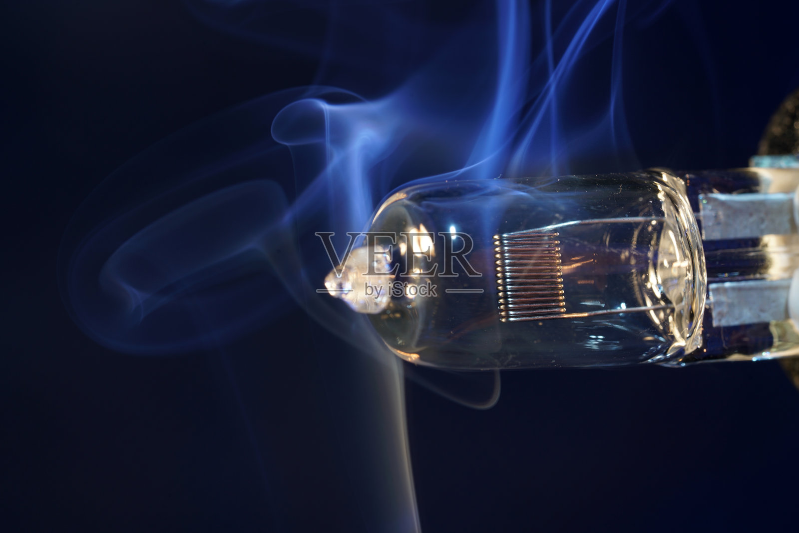 在演播室里拍摄带有烟雾的电灯泡照片摄影图片