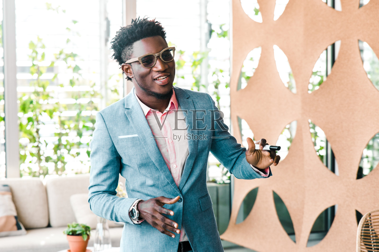 激动的演讲者向听众讲述项目照片摄影图片