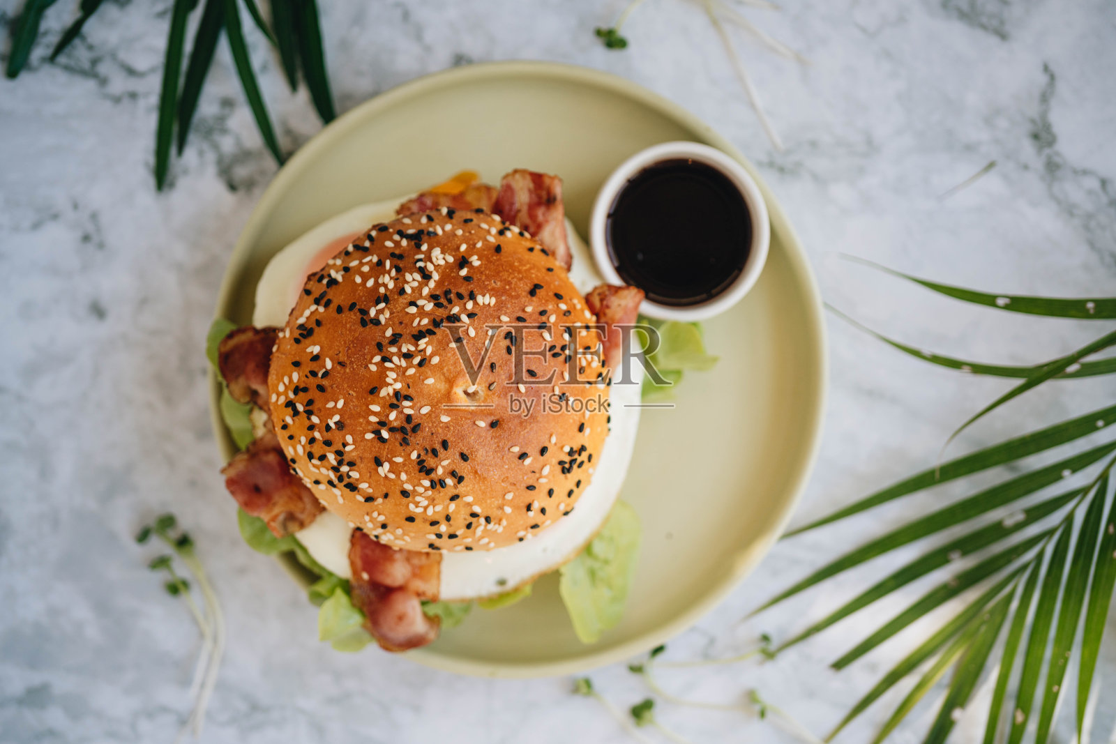 鸡蛋汉堡加生菜和炸培根照片摄影图片