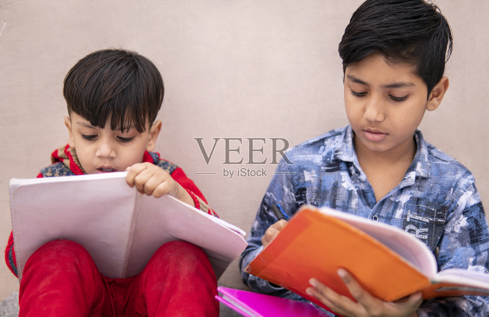 小弟弟们在一起学习。照片摄影图片