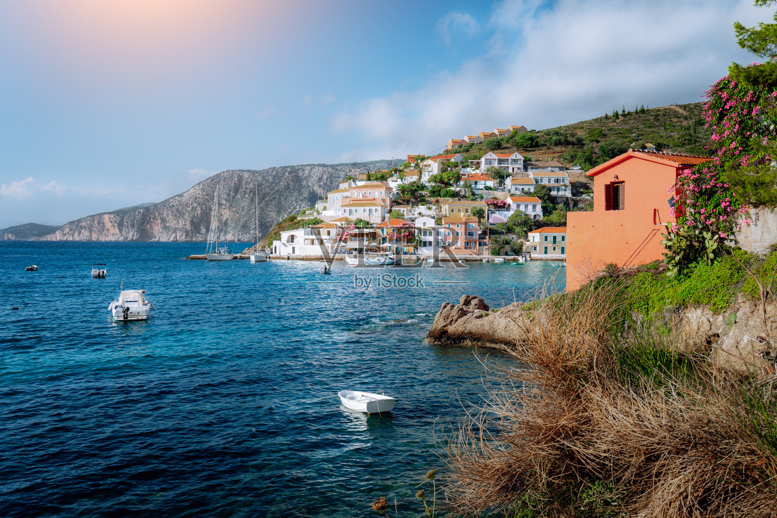 在地中海海湾的五彩缤纷的阿索斯村。凯法利尼亚希腊照片摄影图片