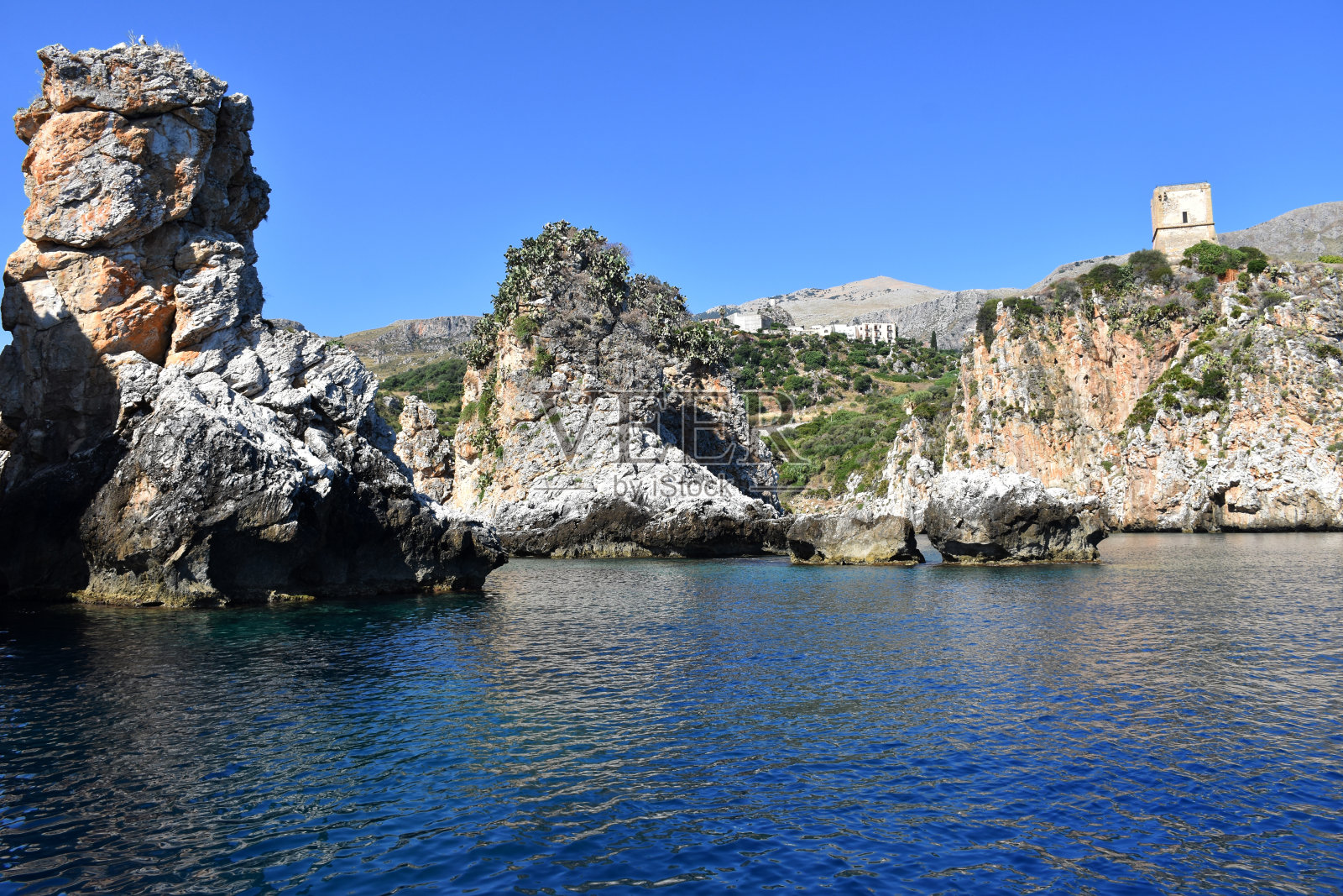 碧空映衬下的岩景照片摄影图片