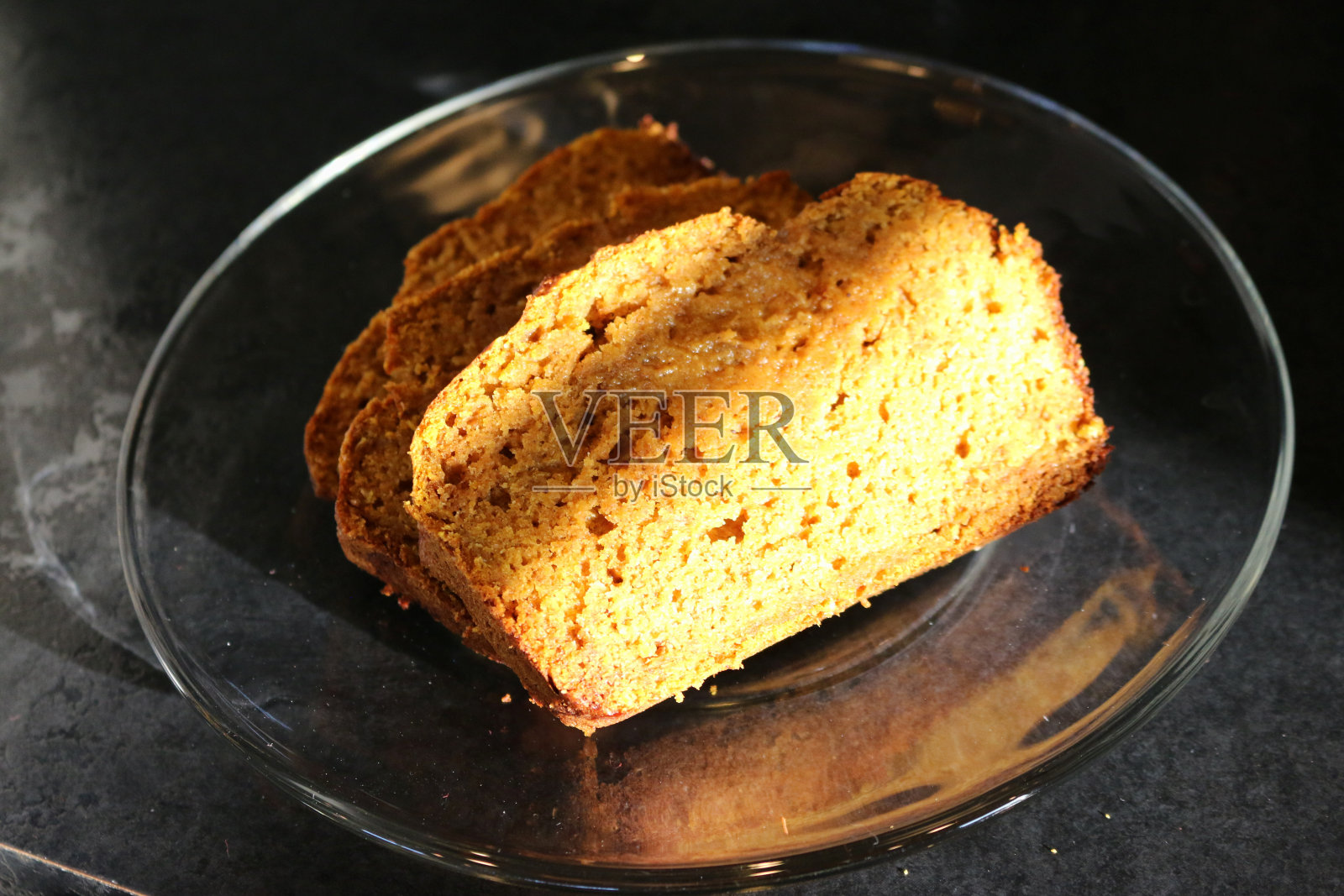 新鲜出炉的南瓜面包切片放在干净的盘子里照片摄影图片