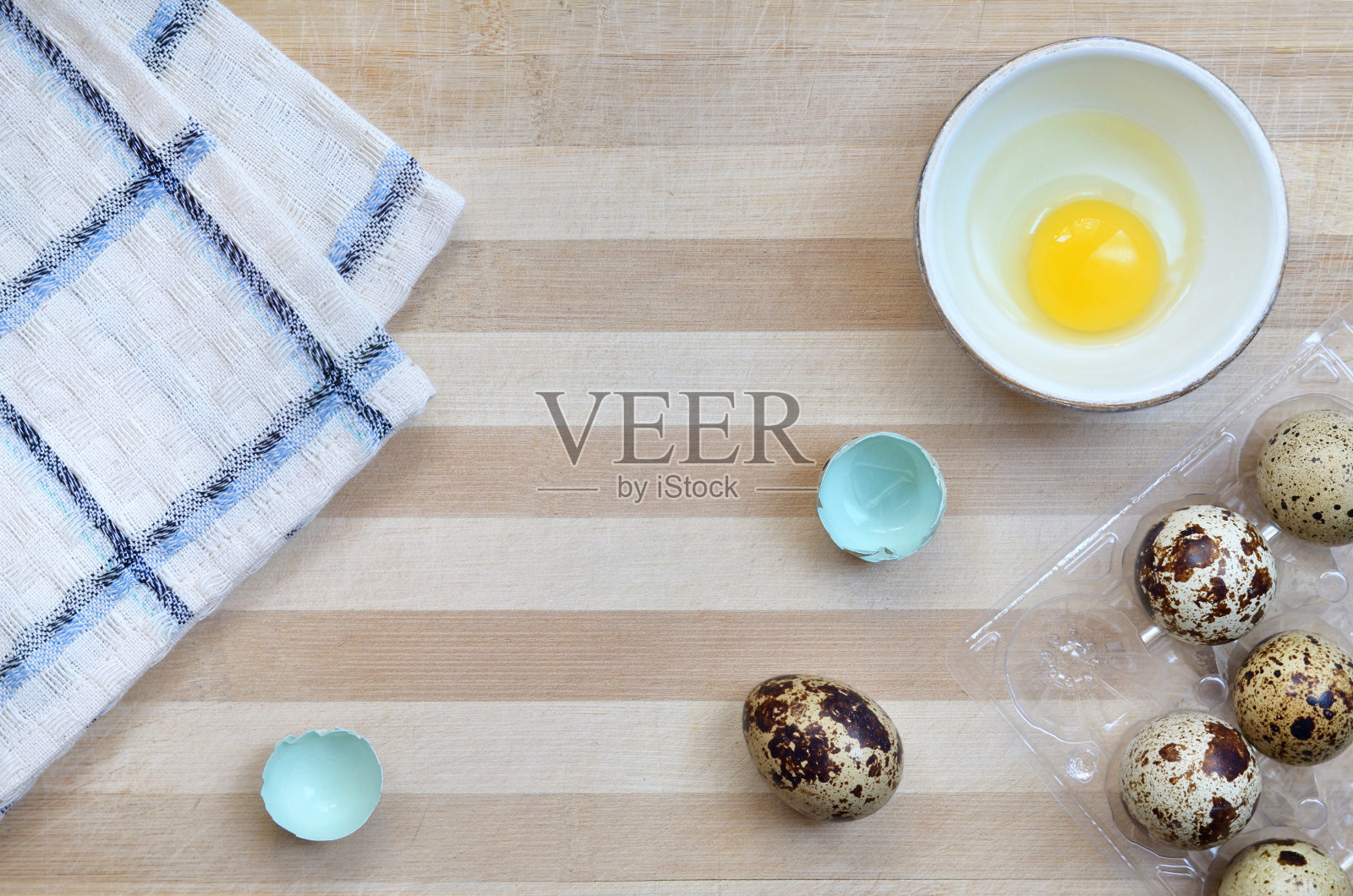 鹌鹑蛋在一个木制砧板上用厨房毛巾烹饪的过程照片摄影图片