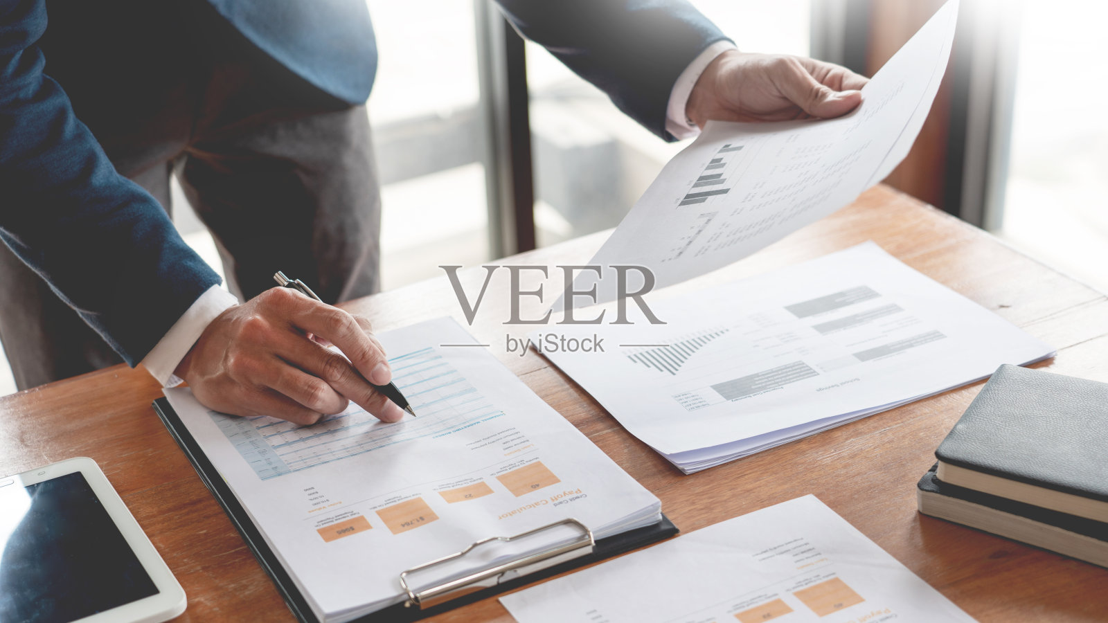 战略分析概念,商人工作财务经理研究过程会计计算分析市场图表数据股票信息审查在办公室的表格上照片摄影图片