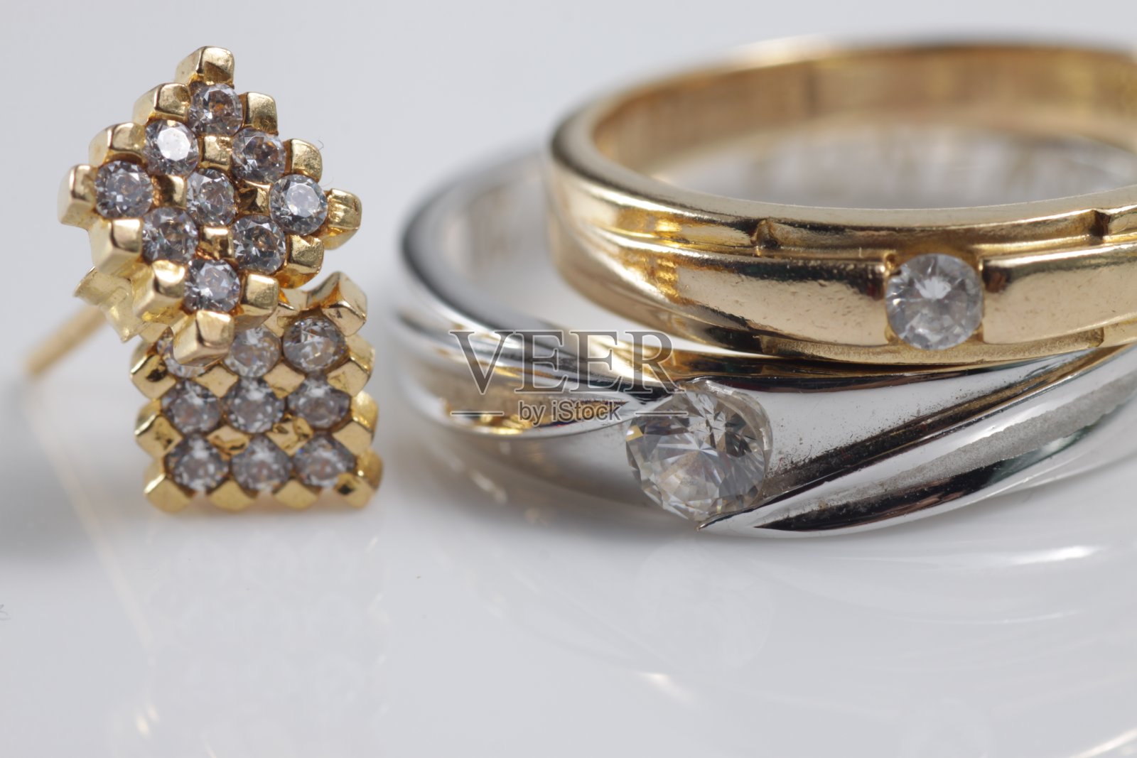 近距离拍摄的精品黄金珠宝集,包括耳环和结婚/结婚戒指照片摄影图片