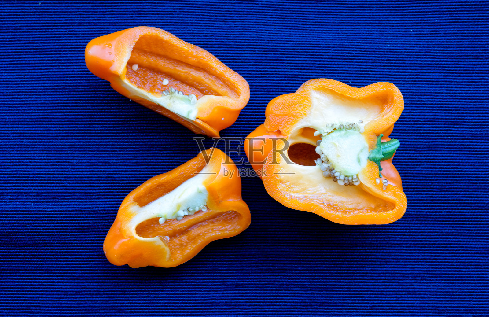 蓝色背景下的橘色灯笼椒照片摄影图片