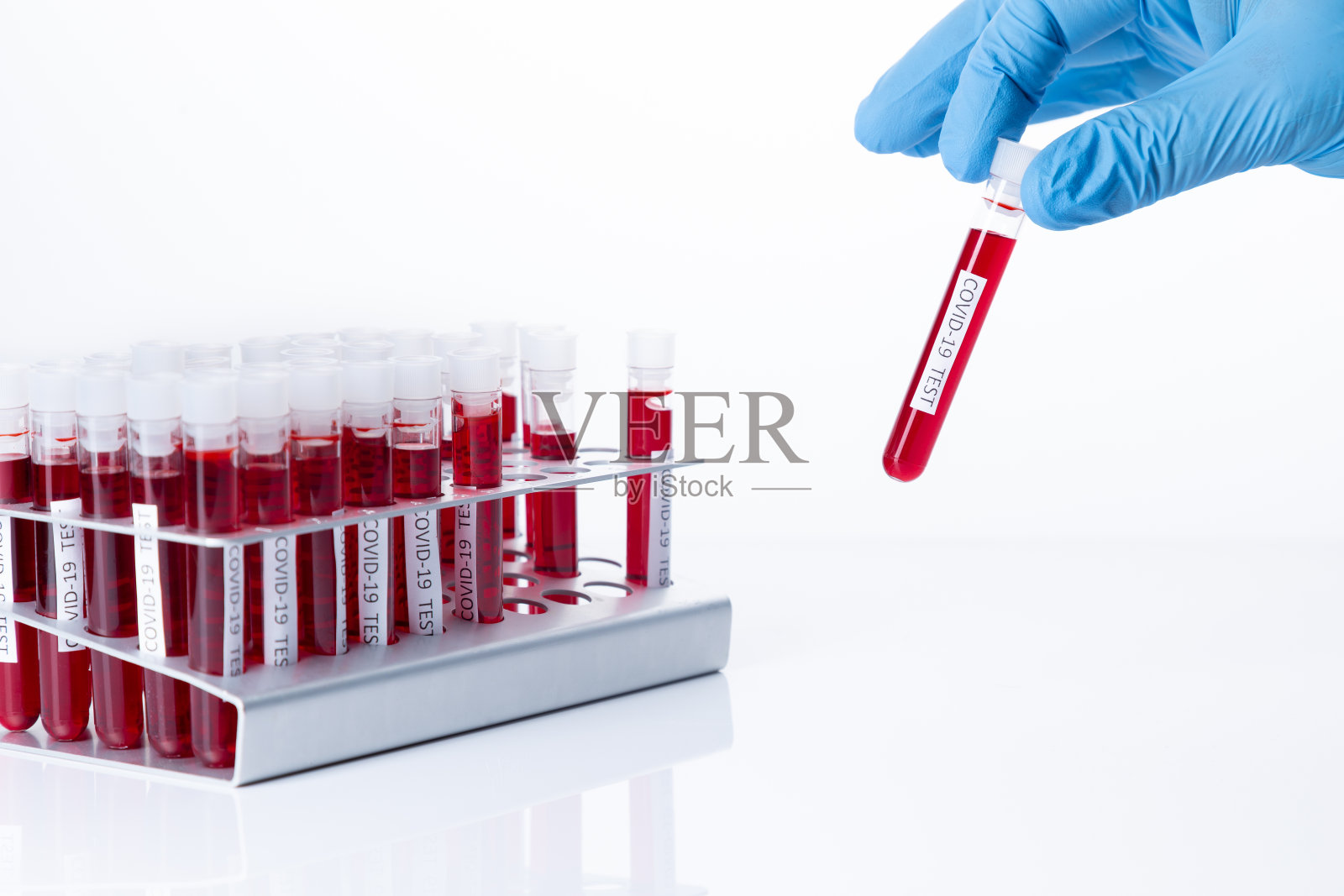 检测冠状病毒感染的试管。Covid-19和全球大流行概念。照片摄影图片