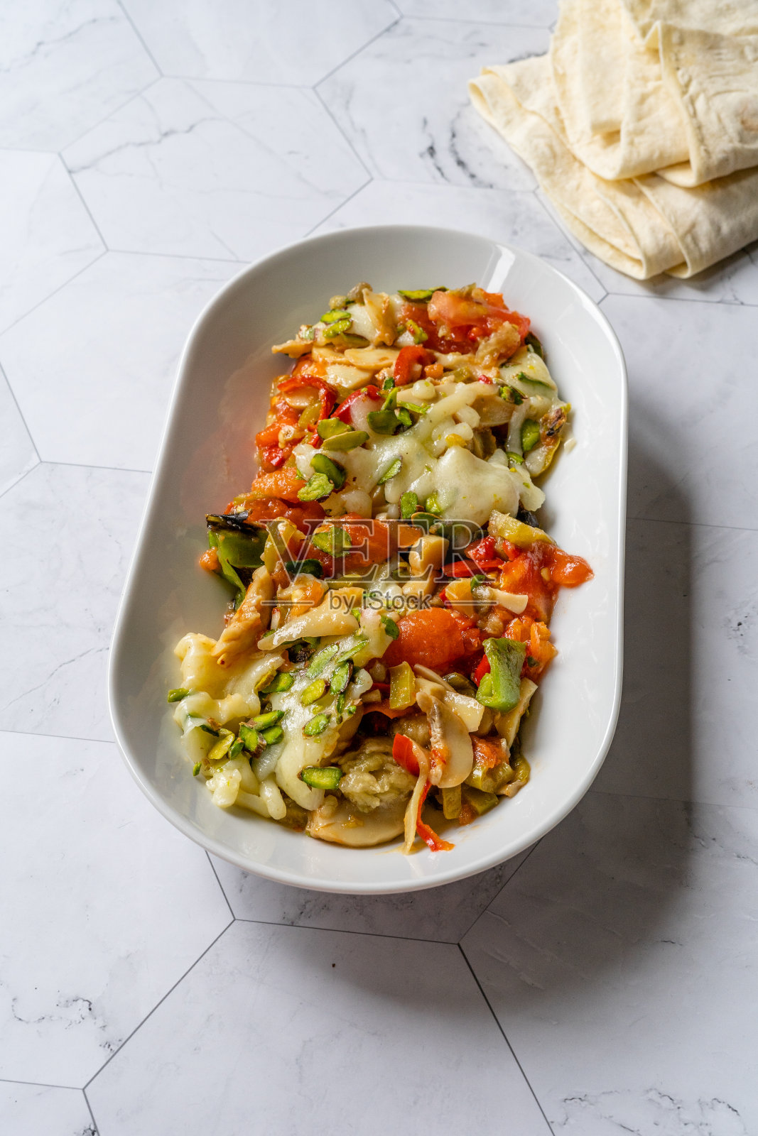 面包配开心果,茄子,奶酪,西红柿和青椒。Kebap照片摄影图片