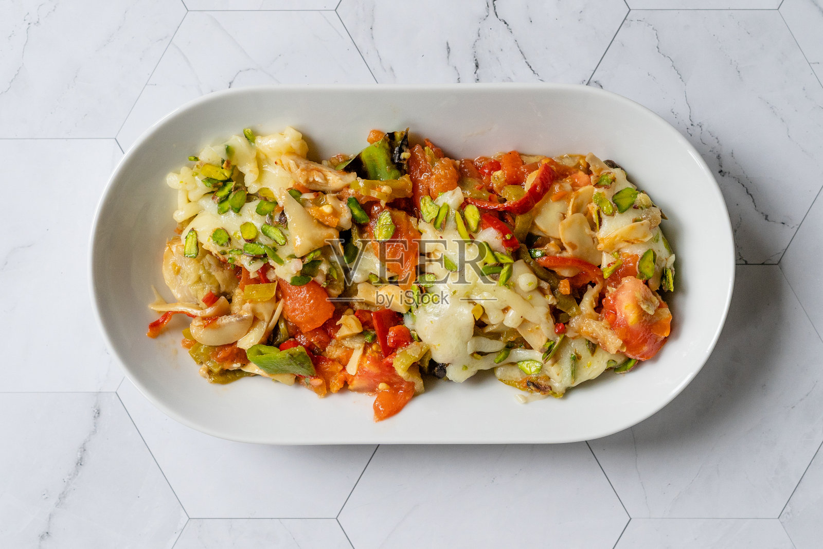 面包配开心果,茄子,奶酪,西红柿和青椒。Kebap照片摄影图片