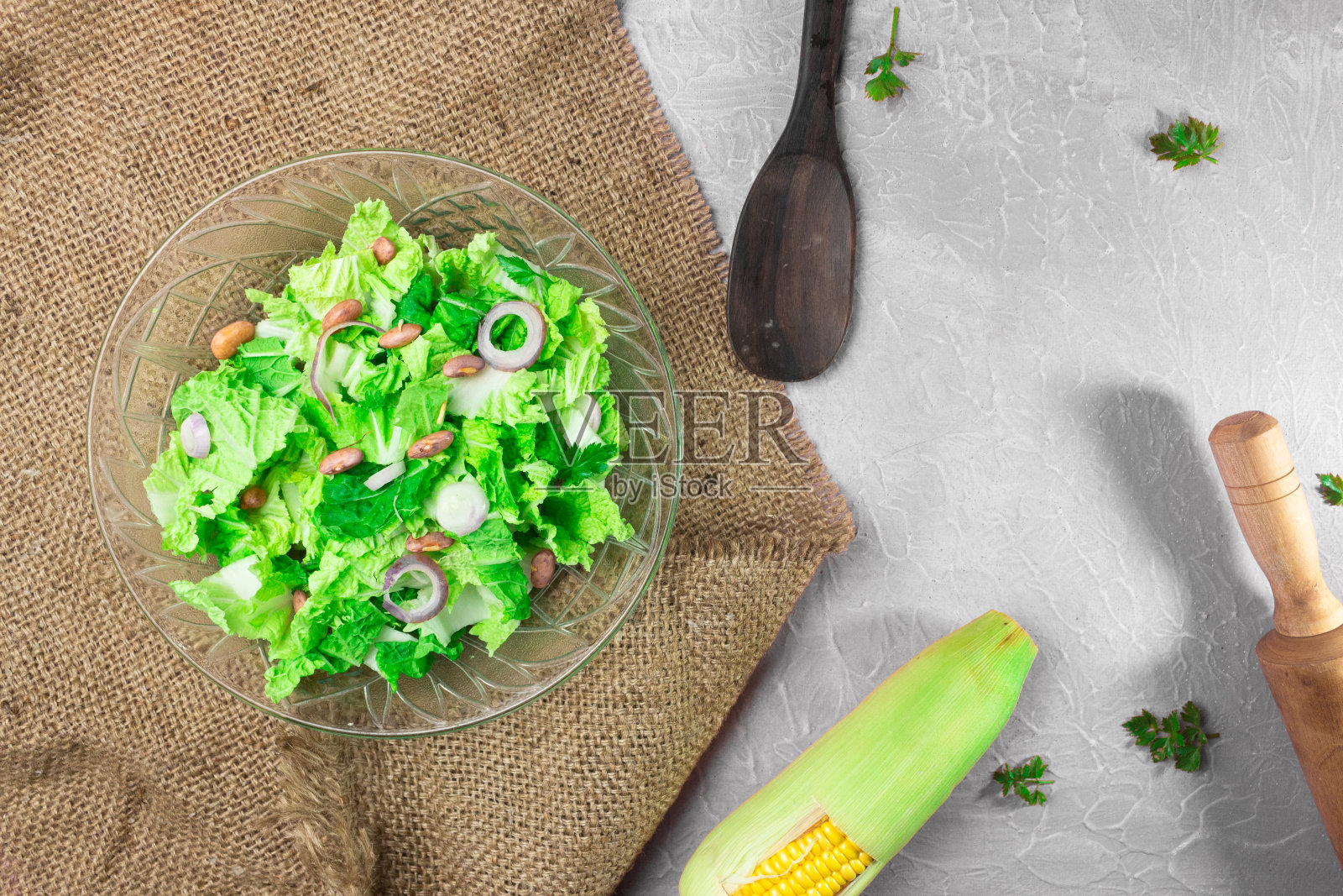 新鲜的卷心菜沙拉上桌了照片摄影图片