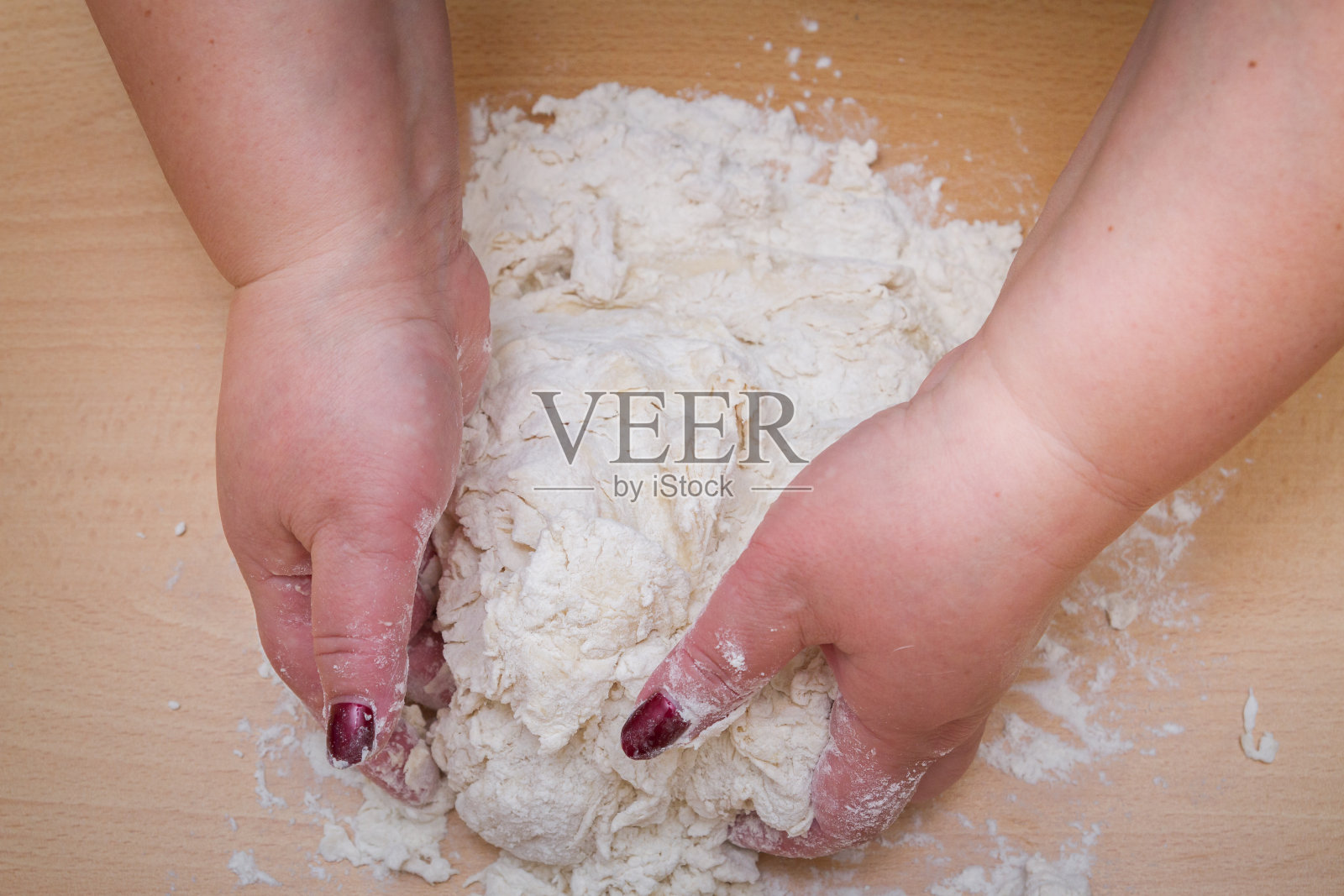 在家里的一张木桌上和面照片摄影图片