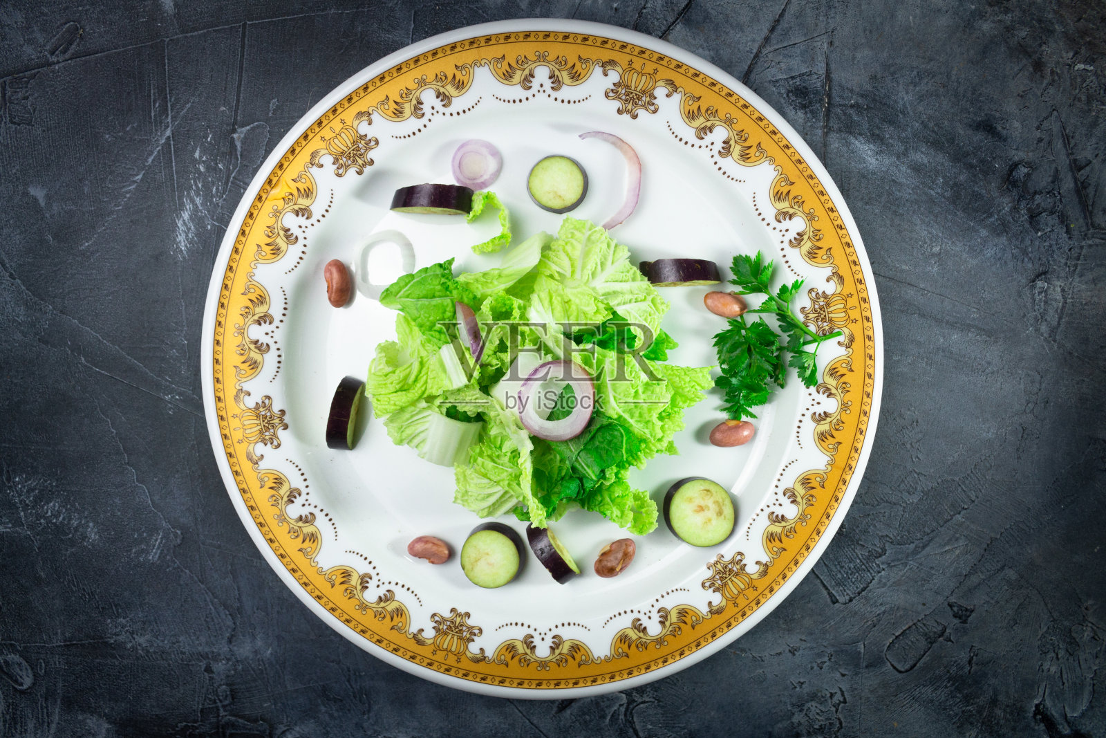 新鲜的卷心菜沙拉上桌了照片摄影图片